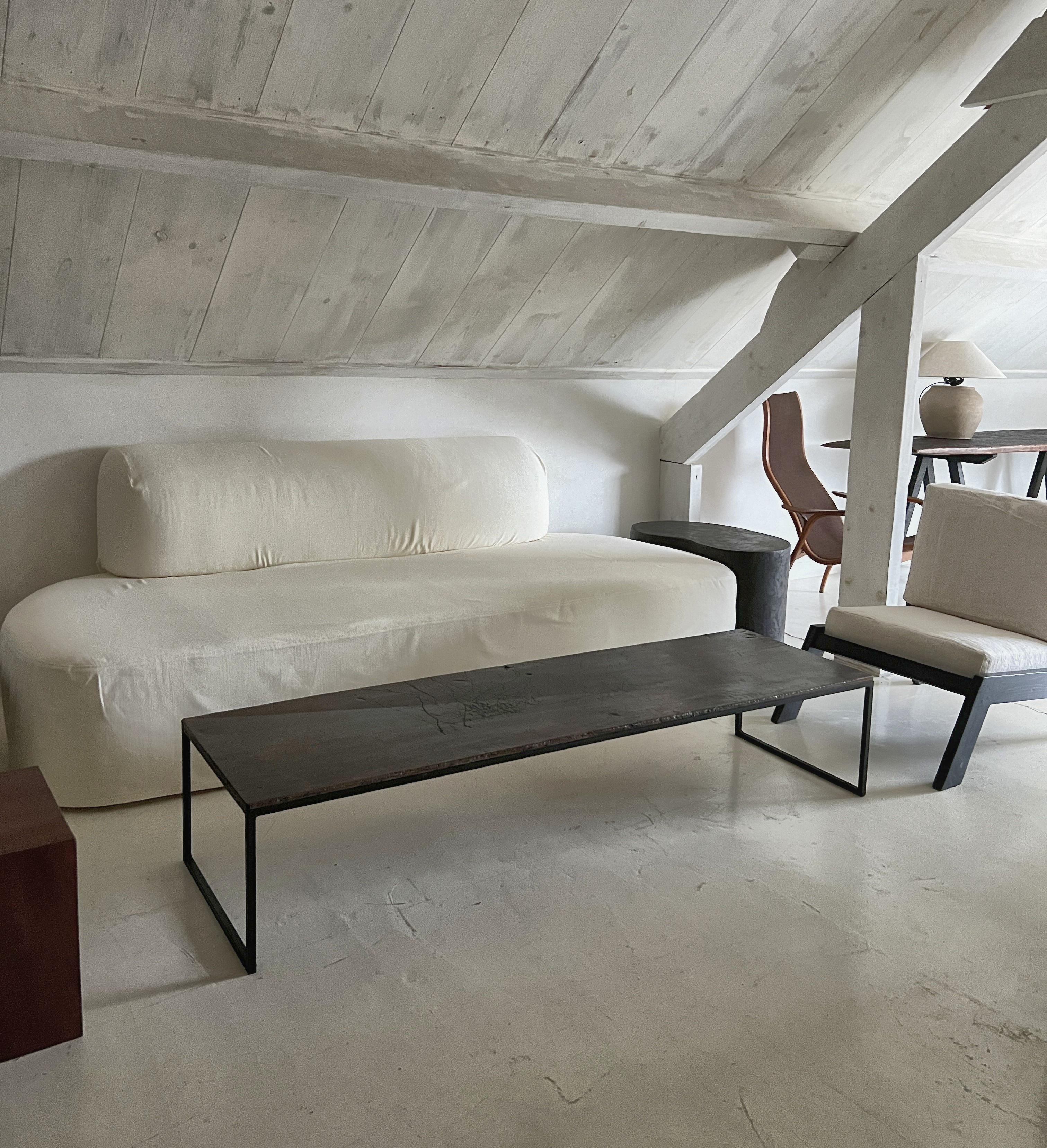 Une table basse personnalisée avec un plateau en noyer noir du 18e siècle sur une base en fer. Le plateau est fabriqué à partir d'une planche de noyer italien d'une seule pièce et la base est faite sur mesure et patinée. Le noyer présente une teinte