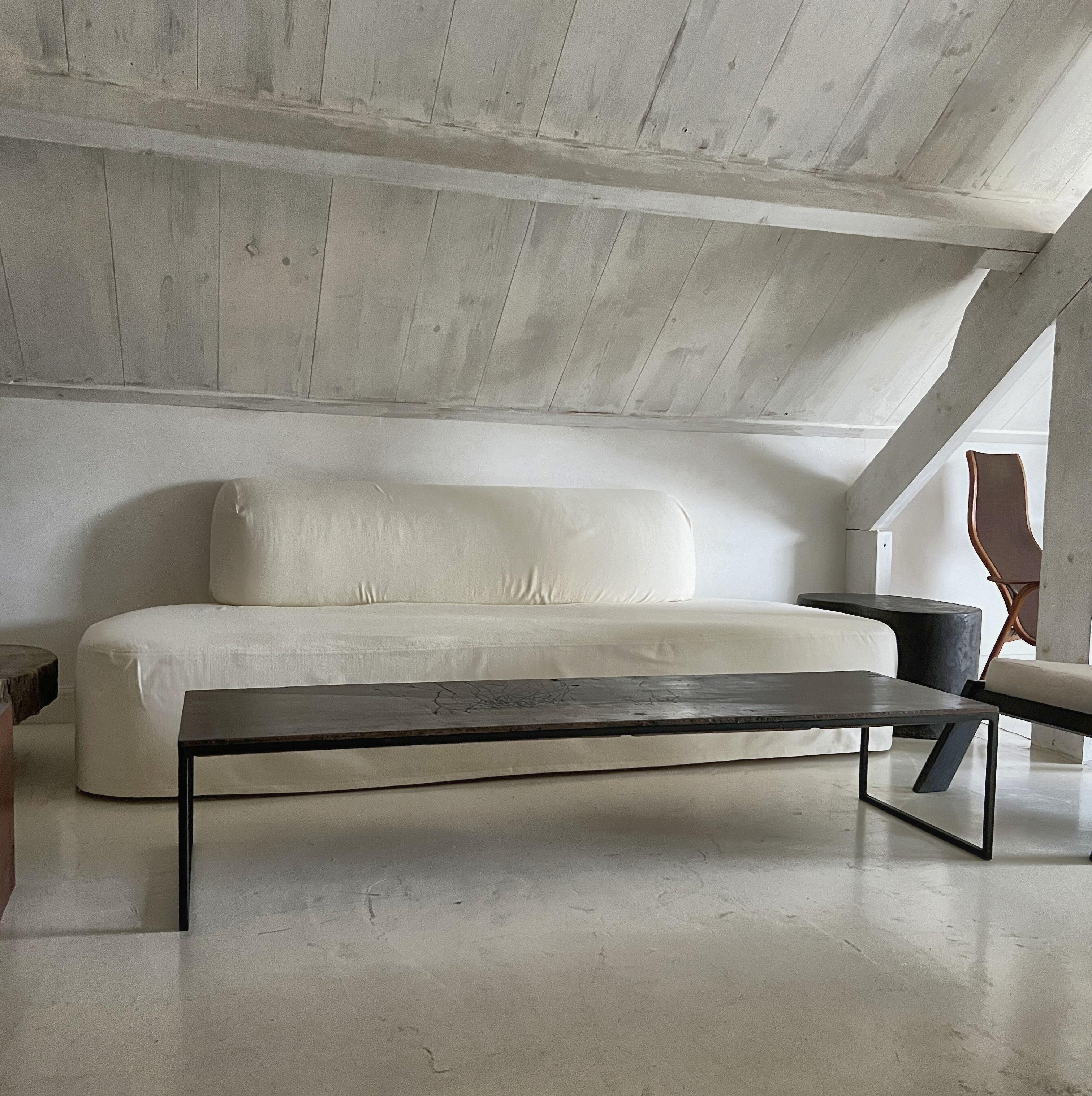italien Table basse avec plateau en noyer noir du XVIIIe siècle sur base en fer en vente
