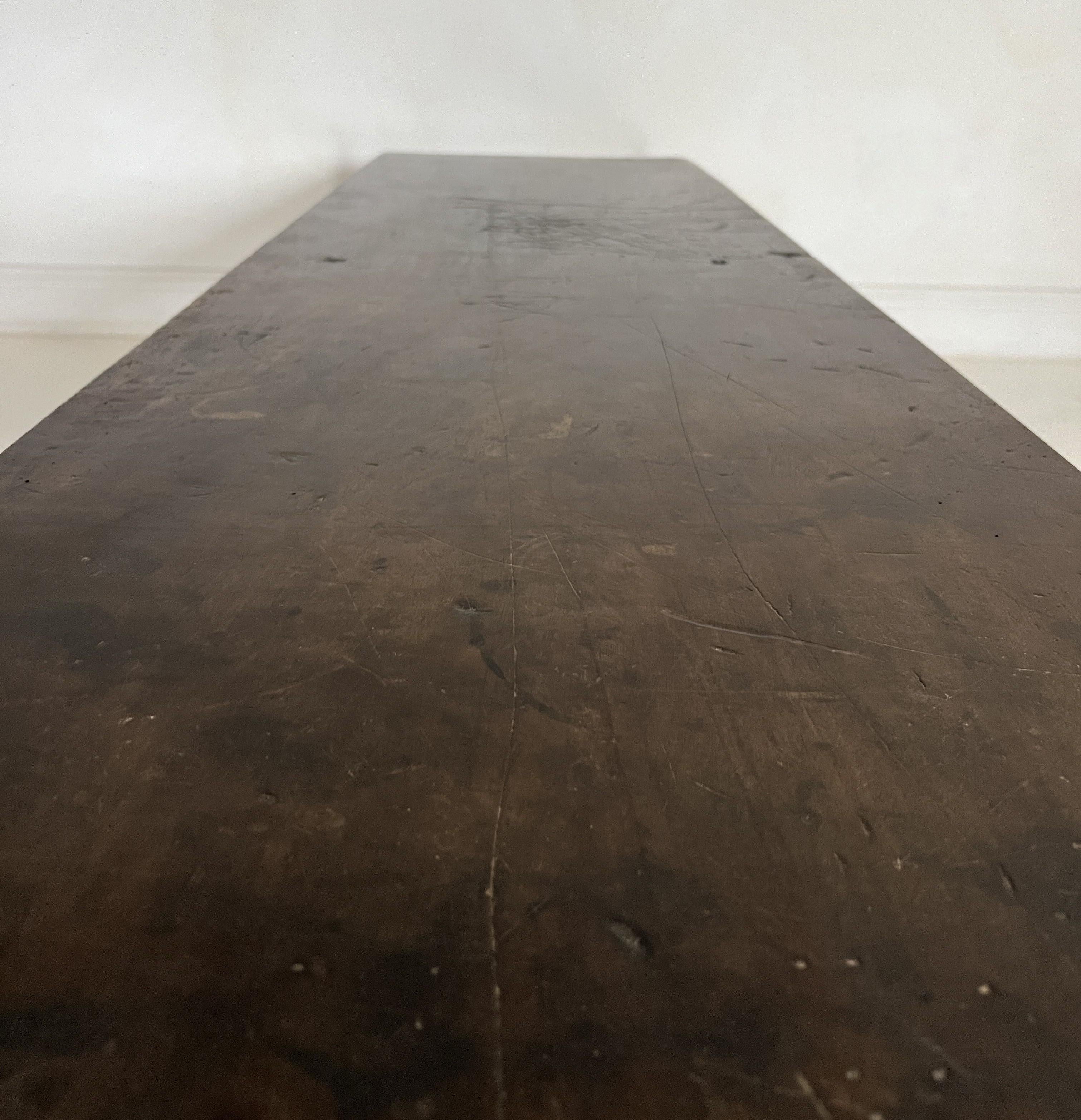 Fait main Table basse avec plateau en noyer noir du XVIIIe siècle sur base en fer en vente