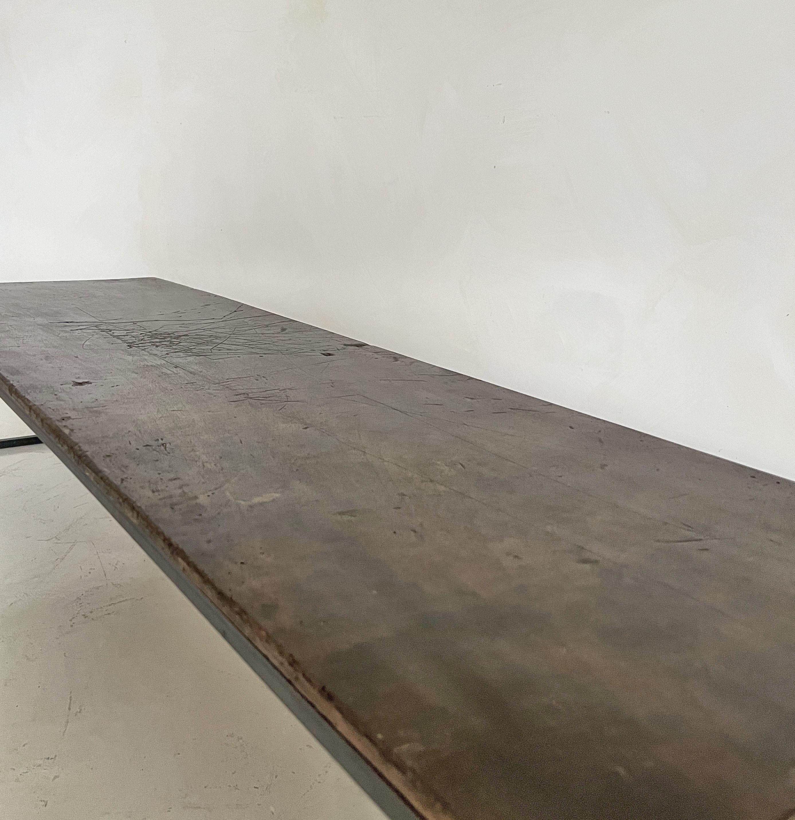 Table basse avec plateau en noyer noir du XVIIIe siècle sur base en fer Bon état - En vente à Vosselaar, BE