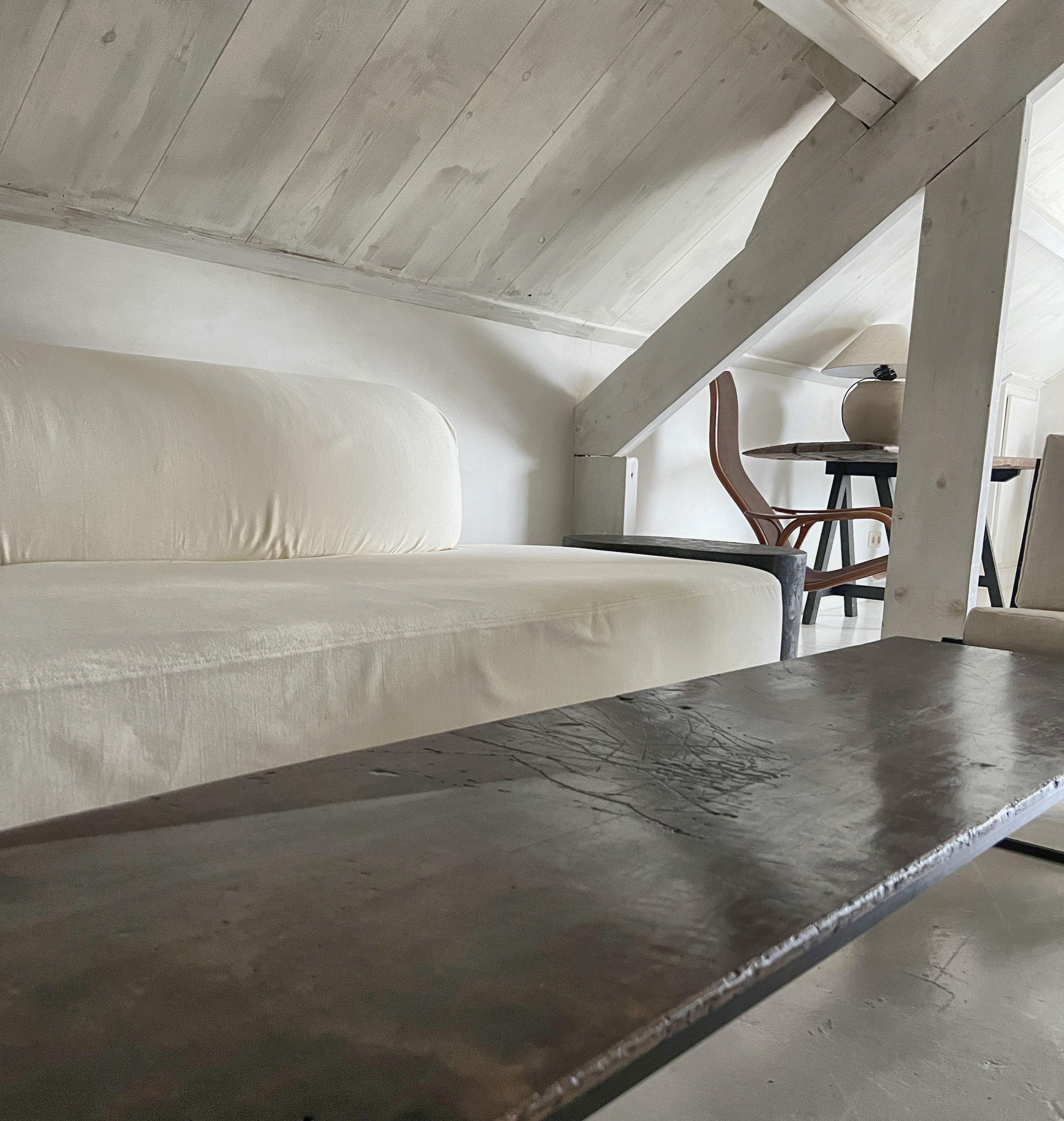 Fer Table basse avec plateau en noyer noir du XVIIIe siècle sur base en fer en vente