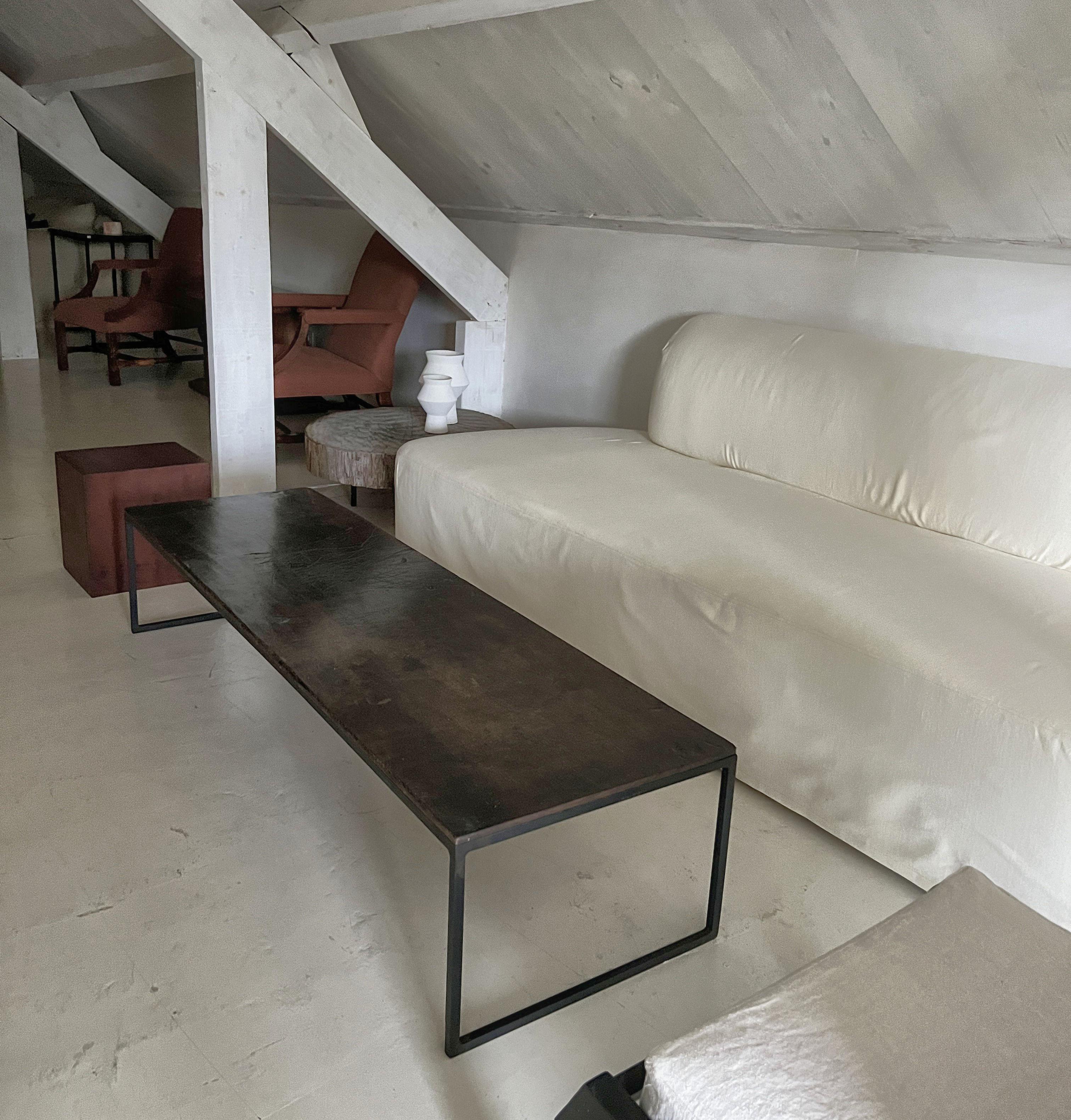 Table basse avec plateau en noyer noir du XVIIIe siècle sur base en fer en vente 2