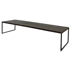 Mesa de centro con tapa de nogal negro del siglo XVIII sobre base de hierro
