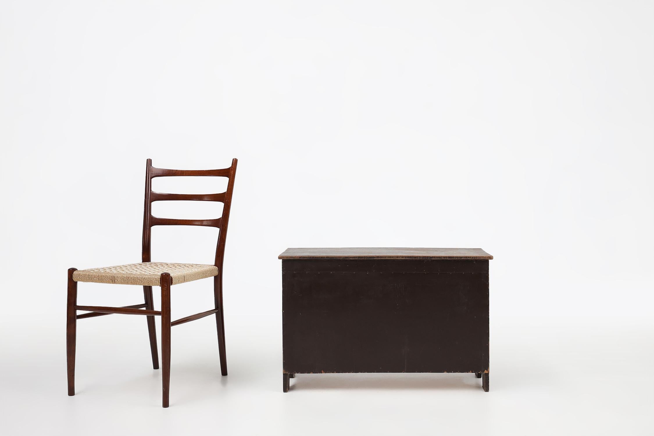 France / 1850 / coffret / chêne / rustique / milieu de siècle

Coffre rustique en bois peint en noir avec patine d'origine. Fabriqué en France vers 1850. 

Cette pièce charmante et polyvalente est conçue pour maximiser le rangement tout en