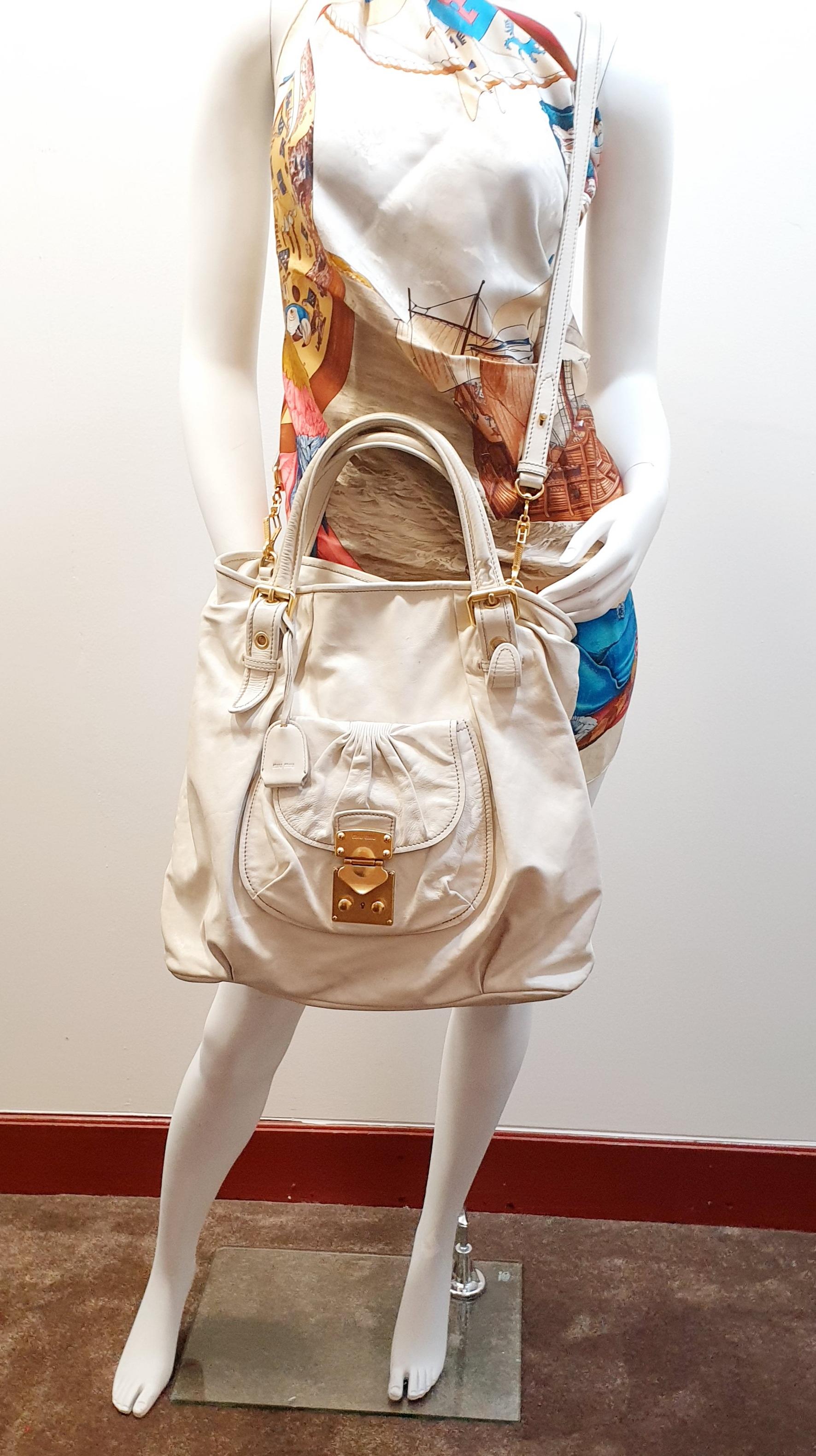 Ce sac hobo Coffer chic et féminin est signé Miu Miu. Ce sac est réalisé en cuir blanc cassé et porte le motif matelassé signature. Il est doté d'un rabat qui s'ouvre sur un intérieur doublé de tissu pouvant accueillir vos accessoires quotidiens. Le