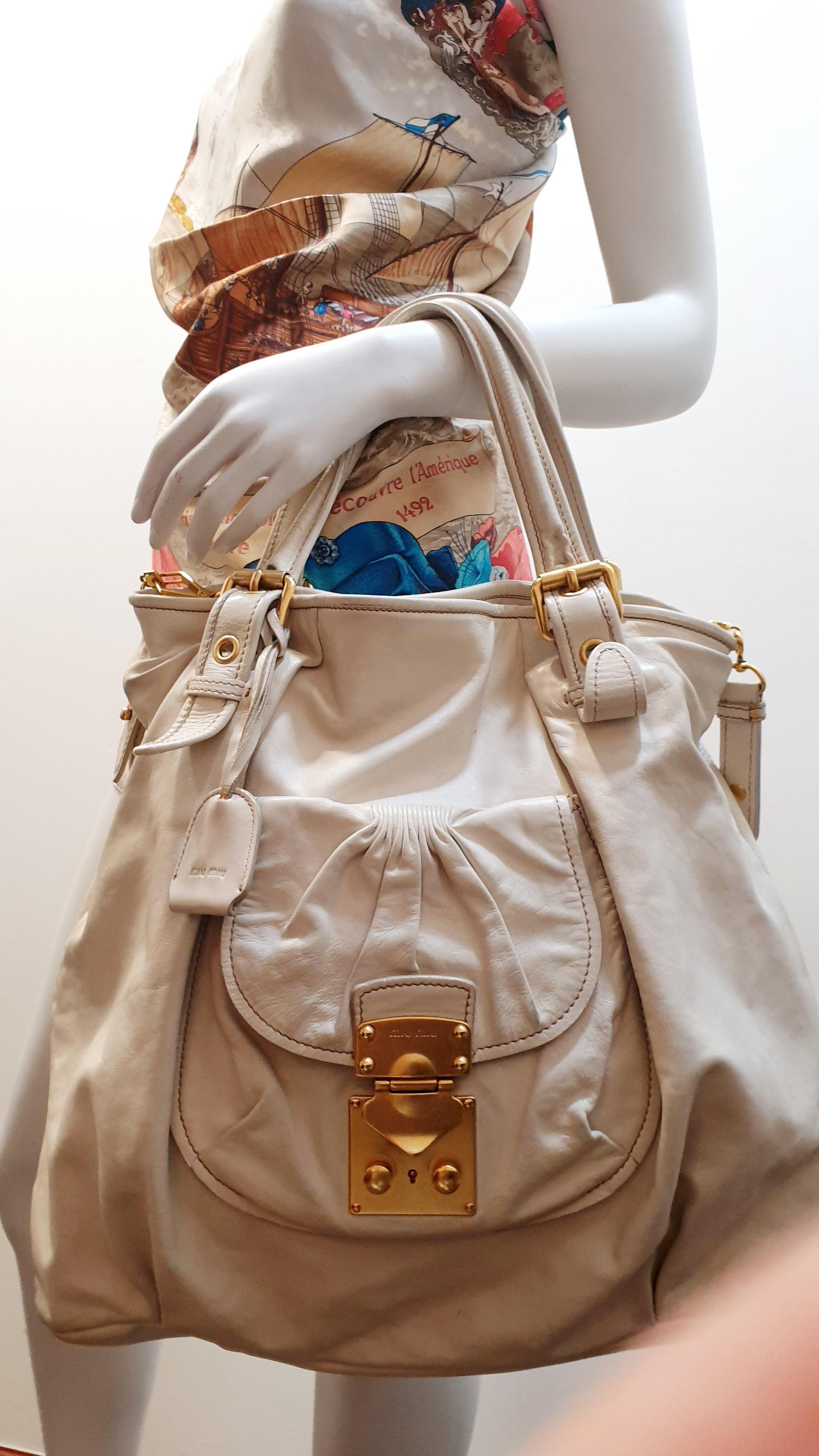 Coffer Umhängetasche Matelasse aus weißem Leder von Miu (Grau) im Angebot