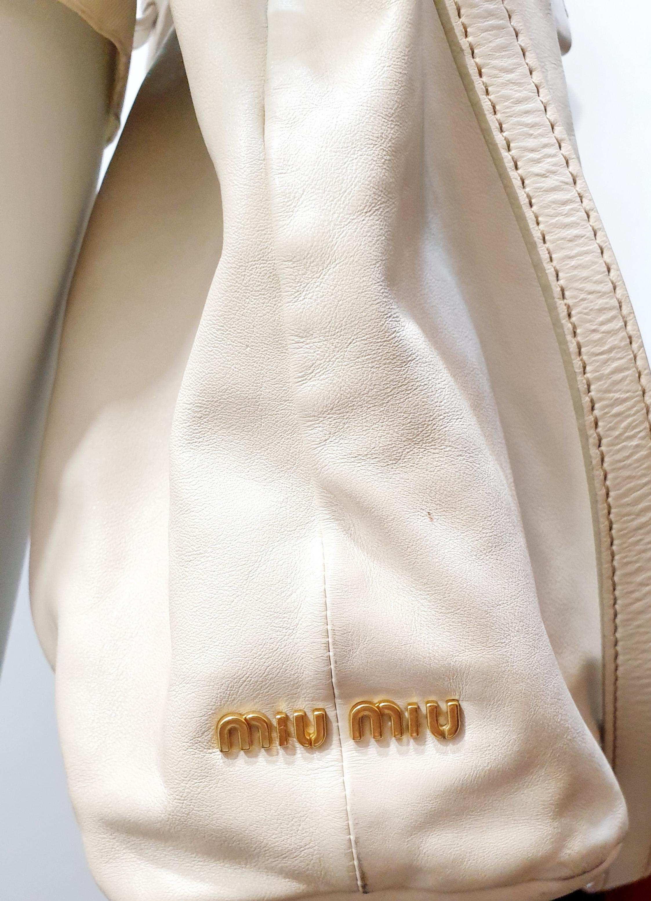 Coffer Umhängetasche Matelasse aus weißem Leder von Miu im Zustand „Hervorragend“ im Angebot in  Bilbao, ES