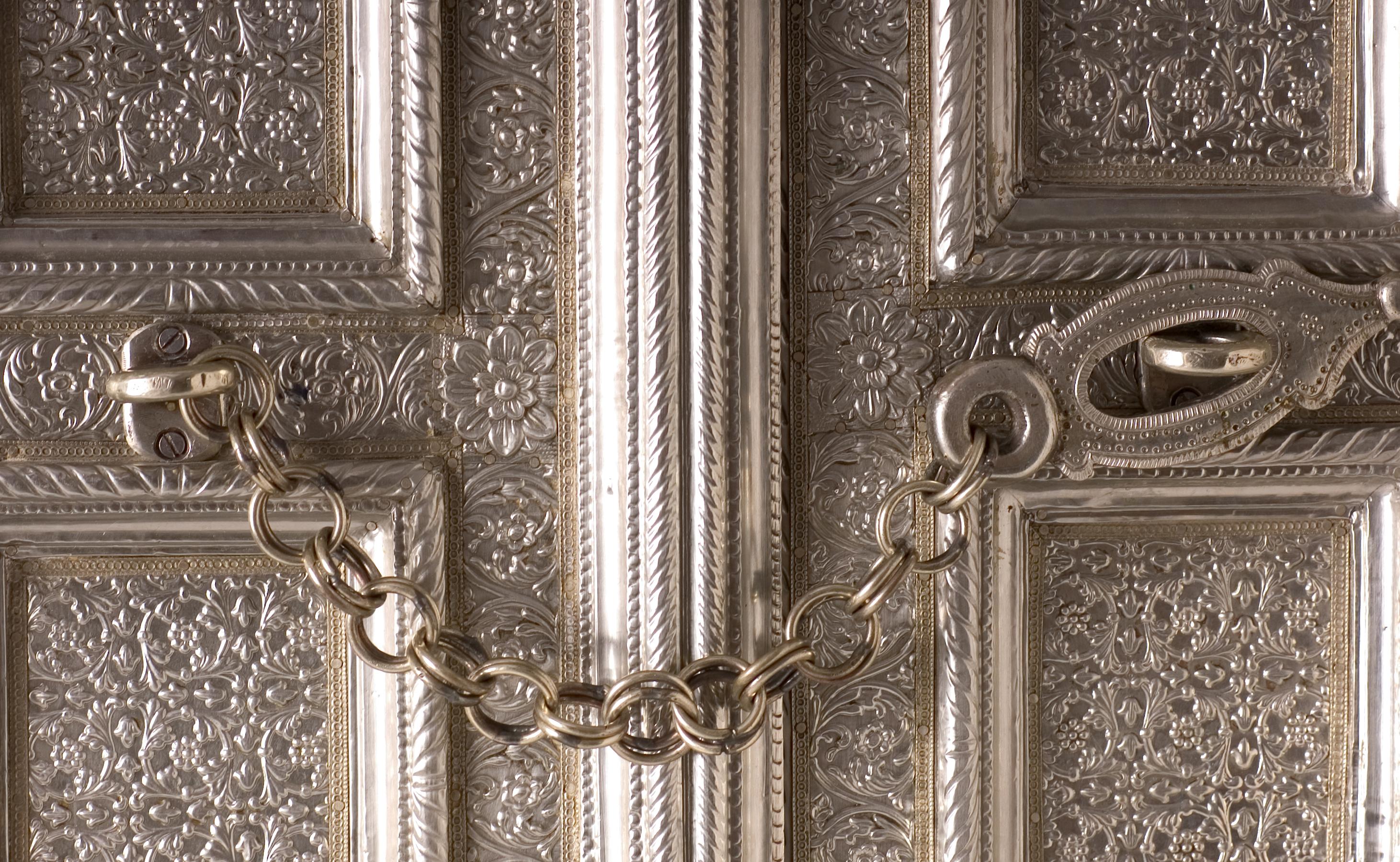
Si ispira ai classici mobili a cassettoni, rivestiti di metallo lavorato a mano, dell'opulento periodo Mughal. Questi eleganti mobili sono realizzati a mano con pezzi solidi di teak uniti in un motivo ripetuto di pannelli racchiusi da modanature in
