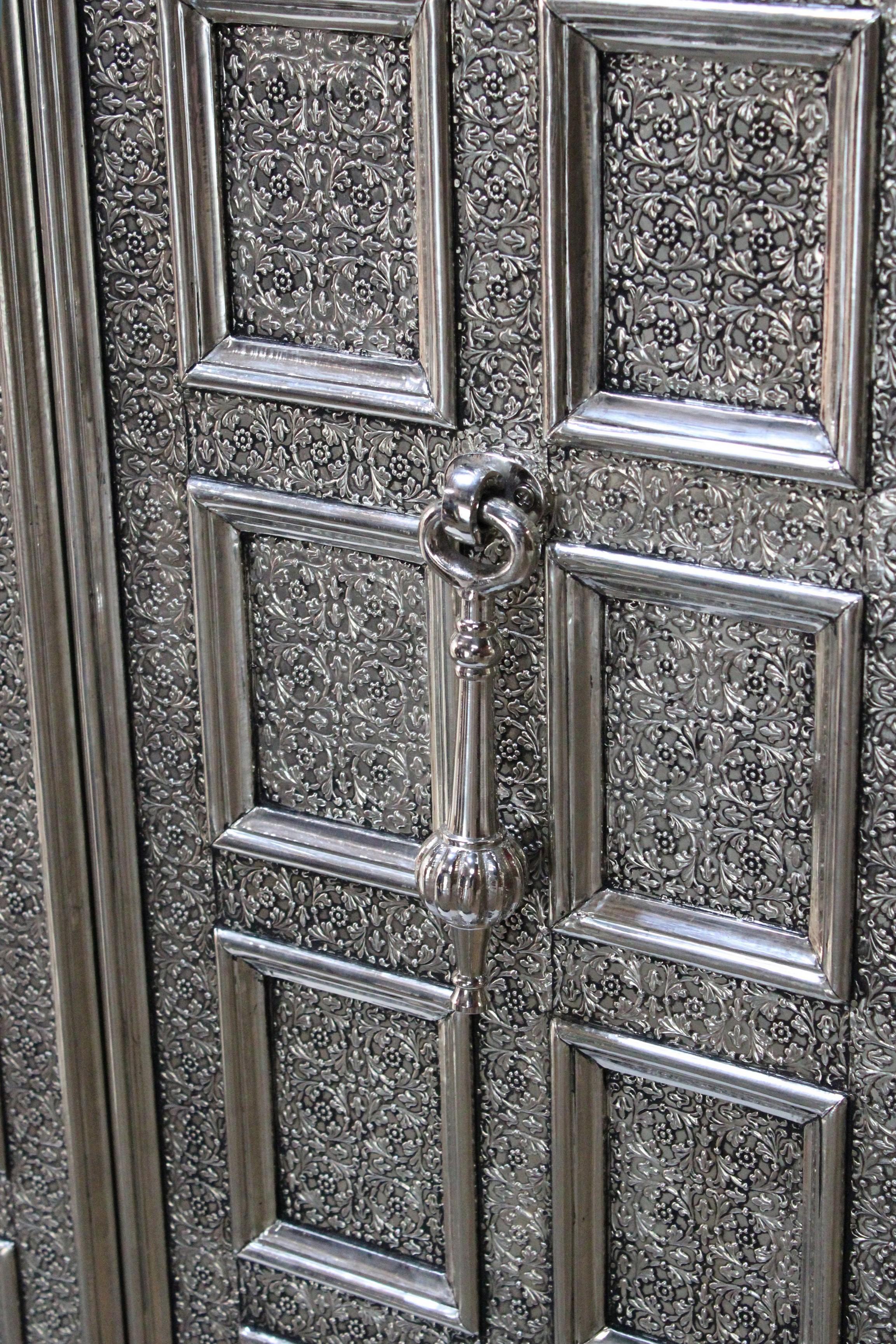 Calco Armoire Coffre in bronzo bianco realizzato a mano in India da A. Mathieu in vendita