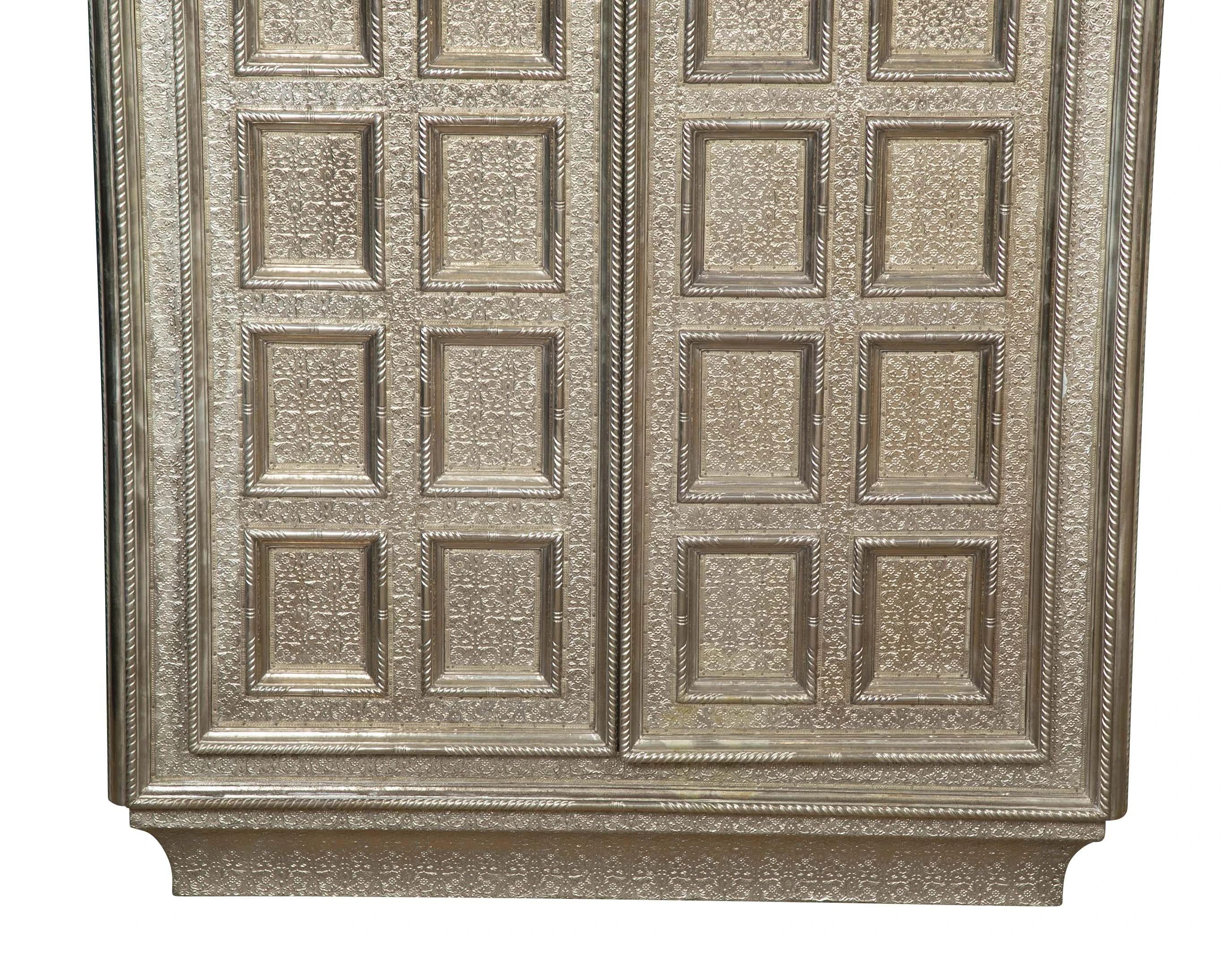 XXI secolo e contemporaneo Armoire Coffre in bronzo bianco realizzato a mano in India da A. Mathieu in vendita