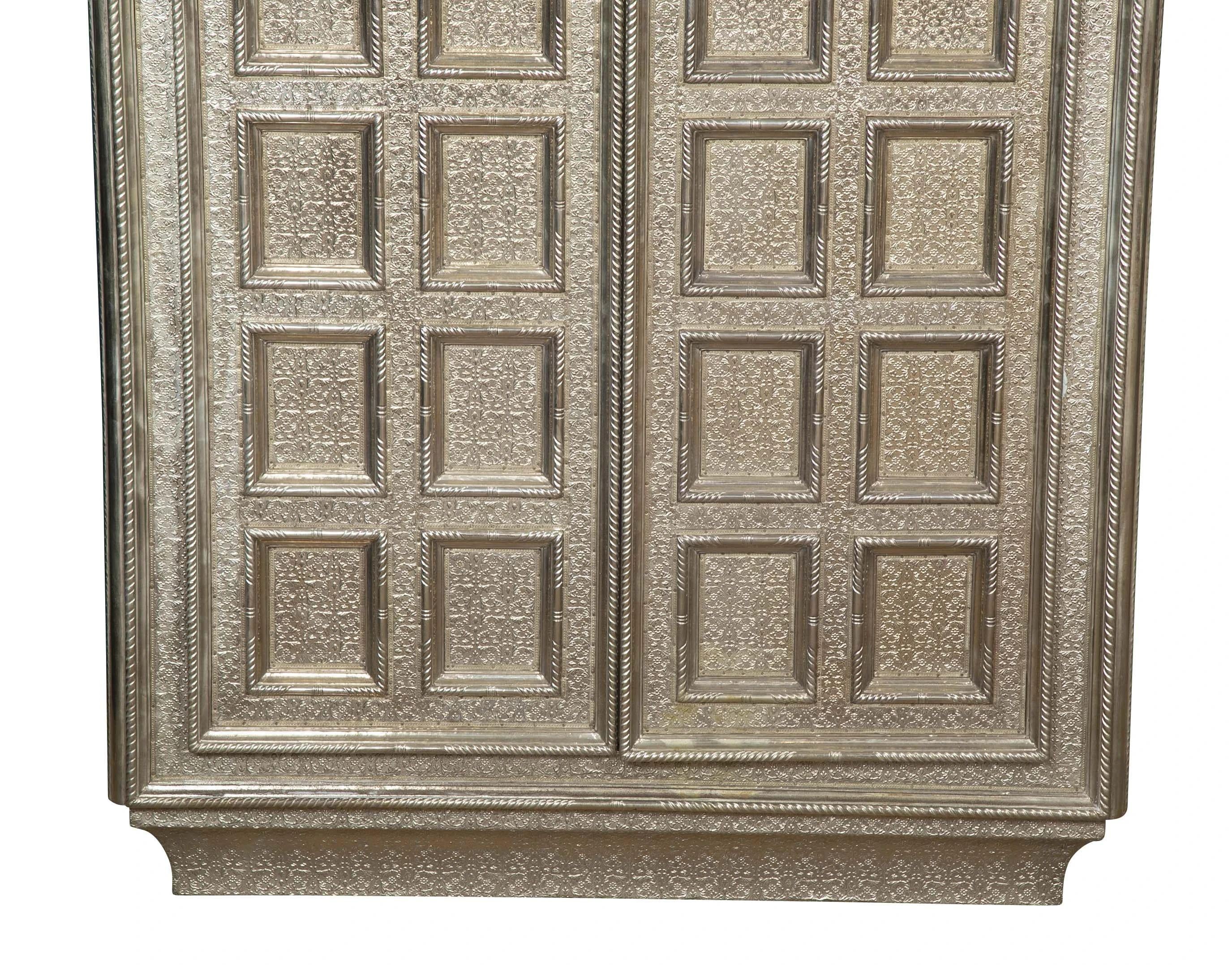 XXIe siècle et contemporain Armoire Coffre en bronze blanc fabriquée à la main en Inde par Paul Mathieu en vente