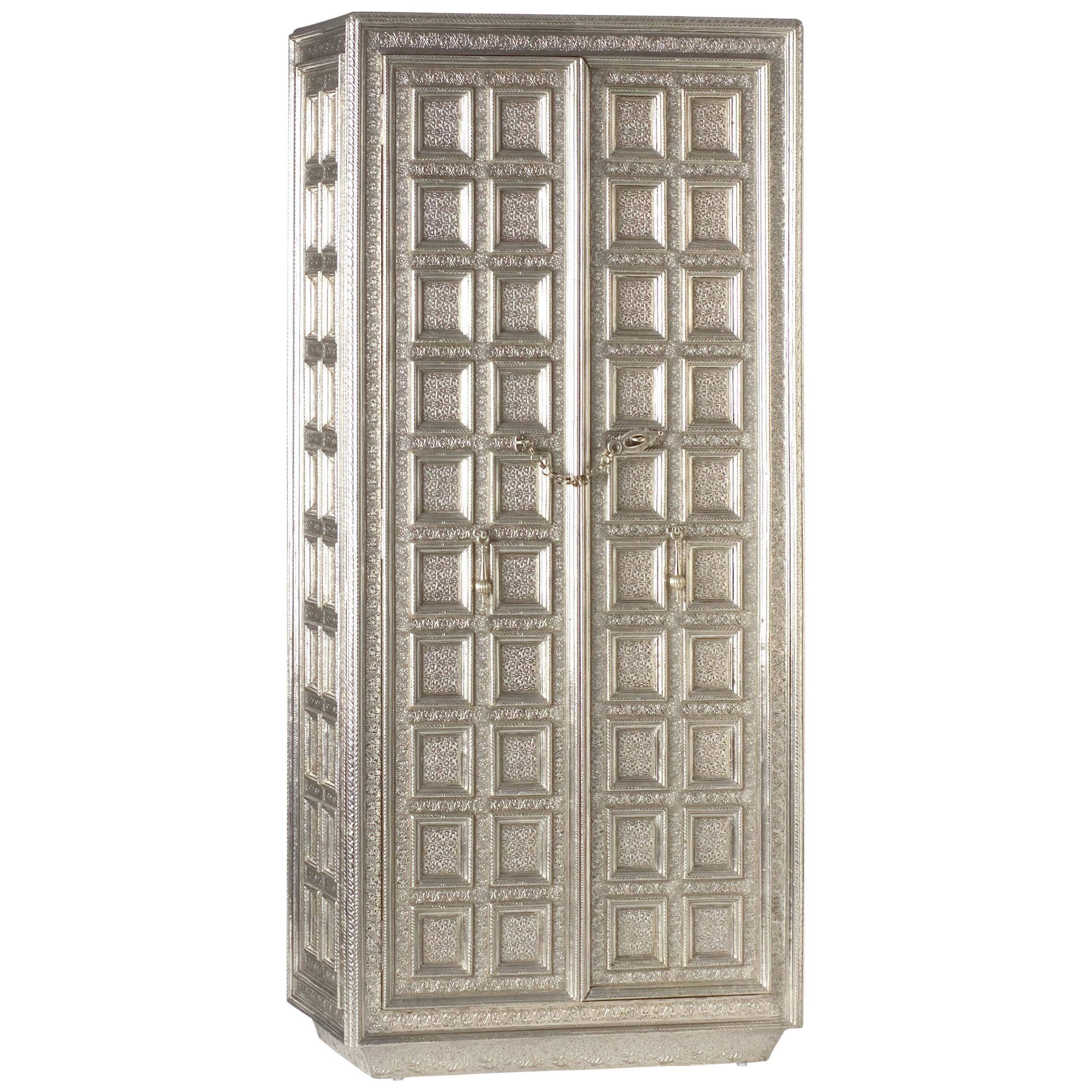 Armoire Coffre in bronzo bianco realizzato a mano in India da A. Mathieu in vendita
