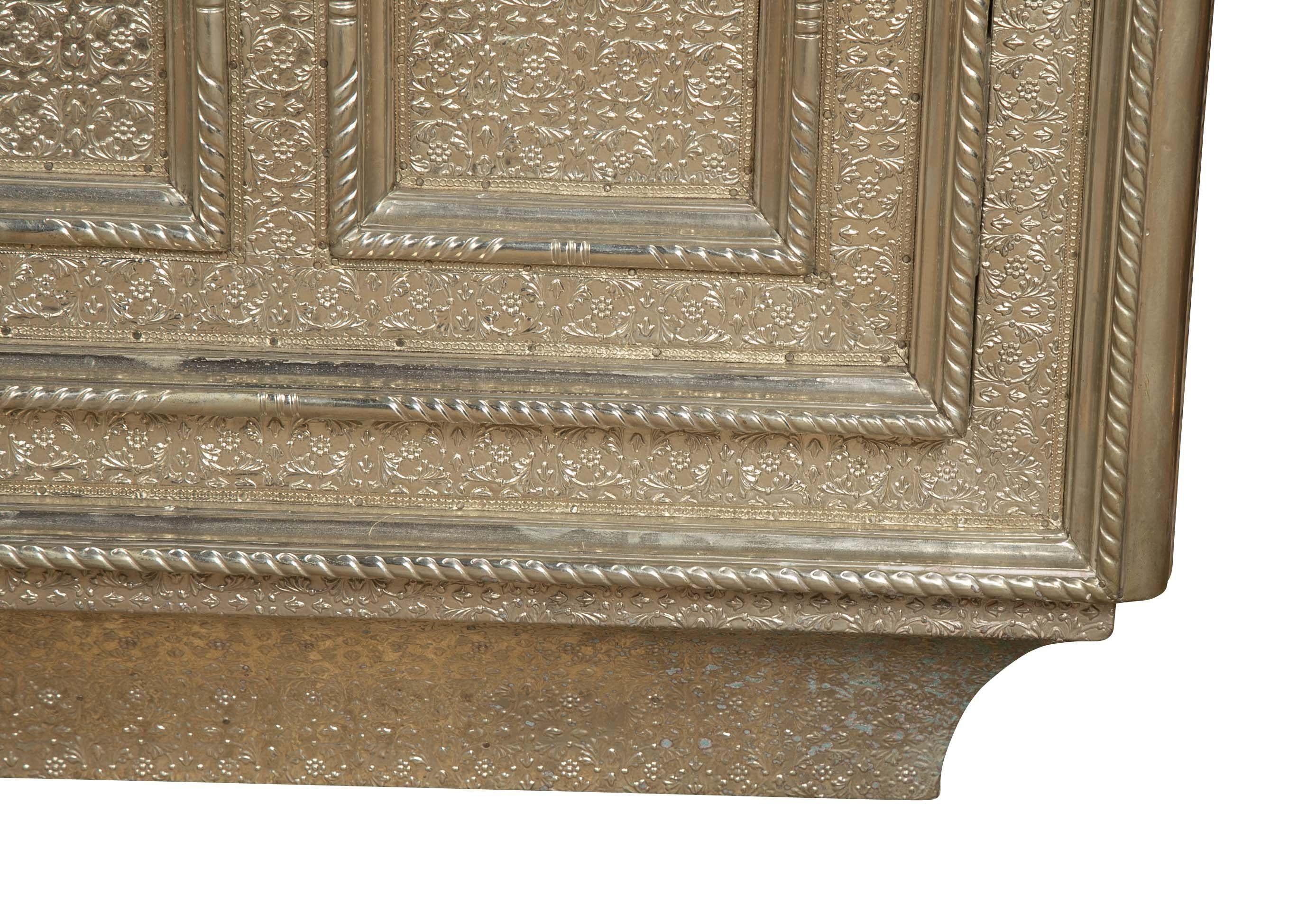 Metallo Credenza Coffre in bronzo bianco su MDF realizzata a mano in India da A. Mathieu in vendita