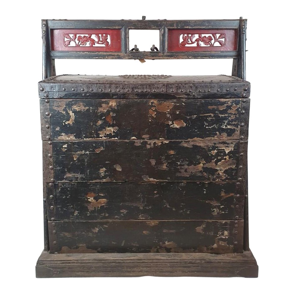 Coffre de mariage en bois laqué, Chine 19ème siècle For Sale