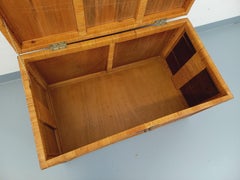 Coffre malle vintage en bois, rotin, cannage et laiton