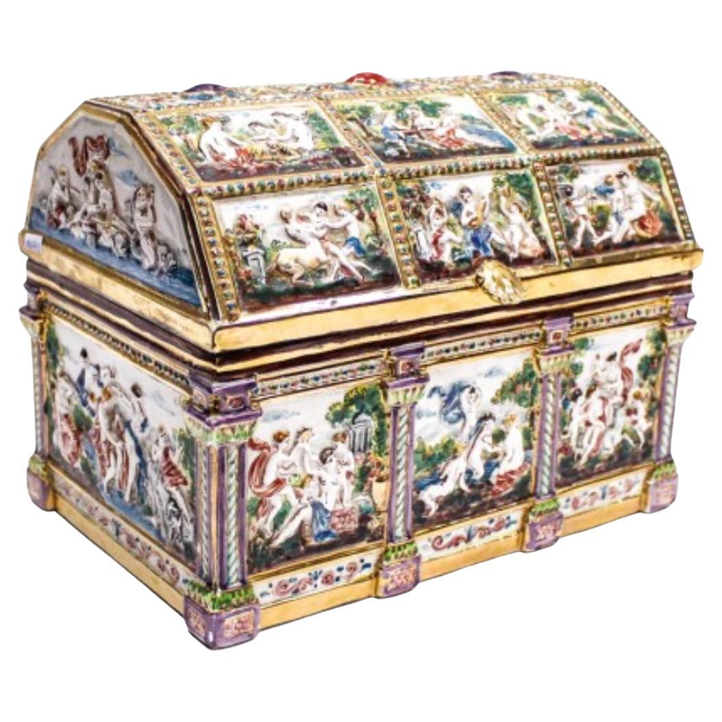 Italian porcelain chest or jewelry box from Capodimonte, 19th-20th century.
