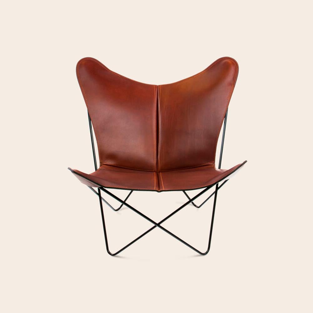 Cognac and black trifolium chair by Ox Denmarq
Dimensions: D 69 x W 78 x H 86 cm
Materials: leather, textile, stainless steel
Also available: different leather colors and other frame color available.
Ox Denmarq is a Danish design brand aspiring