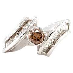 Anello cocktail con diamanti e baguette color marrone cognac in oro bianco 18 carati