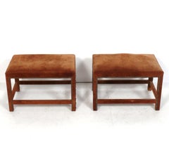 Taburetes de piel de ante marrón coñac con clavos de latón