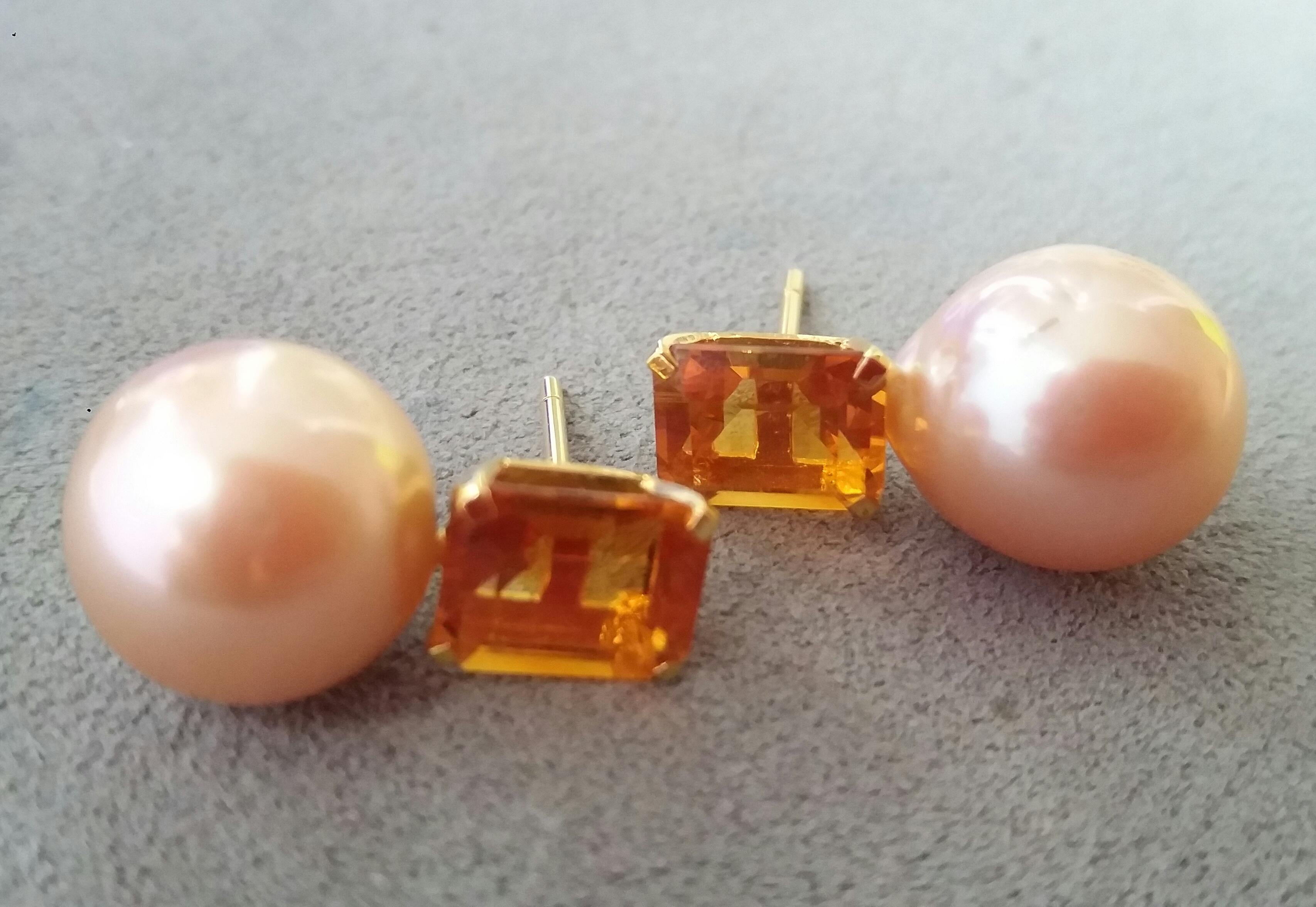 Questi semplici ma eleganti orecchini hanno 2 Citrini naturali sfaccettati di forma rettangolare incastonati in oro giallo nella parte superiore, ai quali sono sospesi 2  Perle barocche color crema di 12 mm di diametro

Nel 1978 il nostro