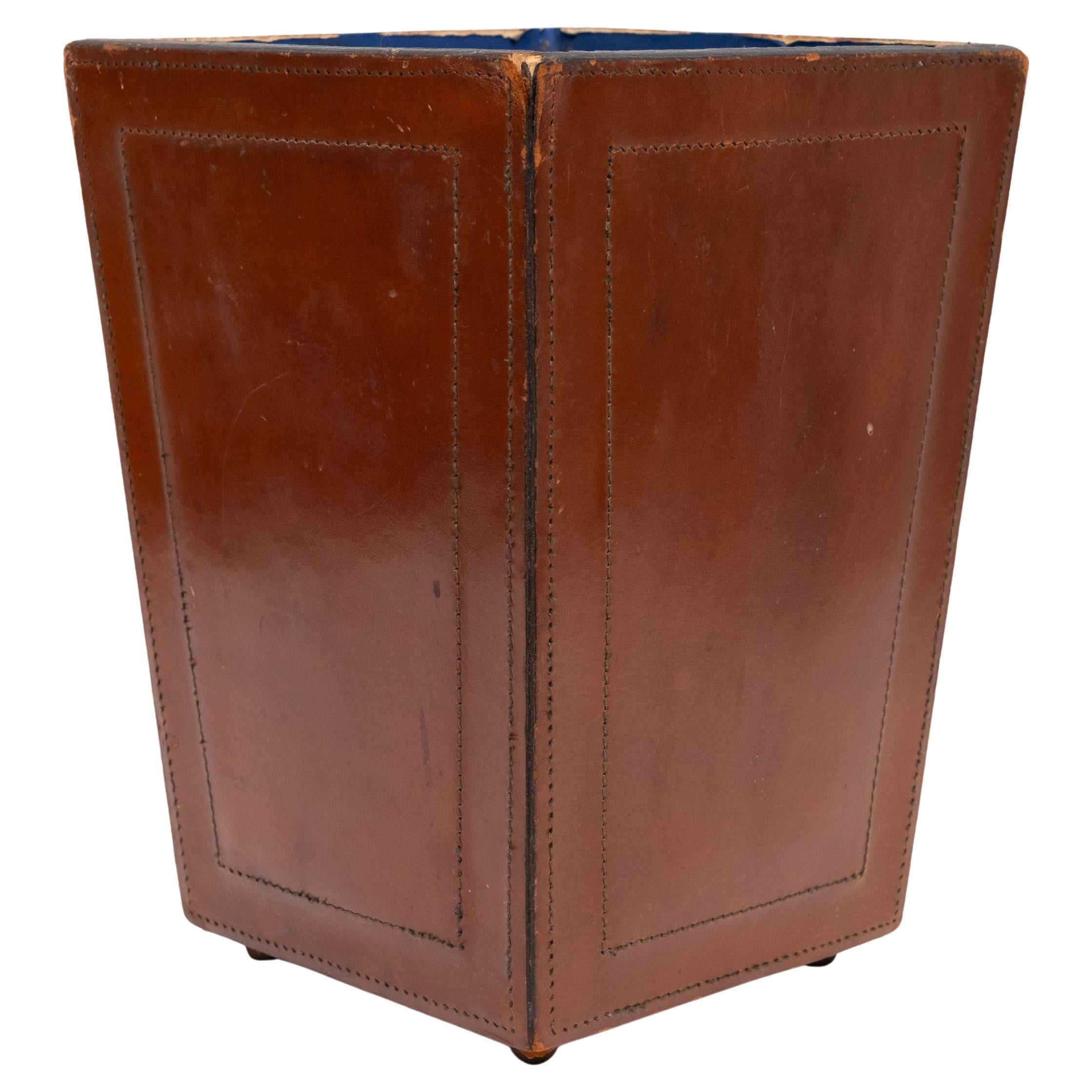 Sehr schöne Stich Leder Papier Korb. schöne Cognac Farbe.
Blaue Innenausstattung, kommt mit genau der richtigen Menge an Patina.
Jacques Adnet zugeschrieben
