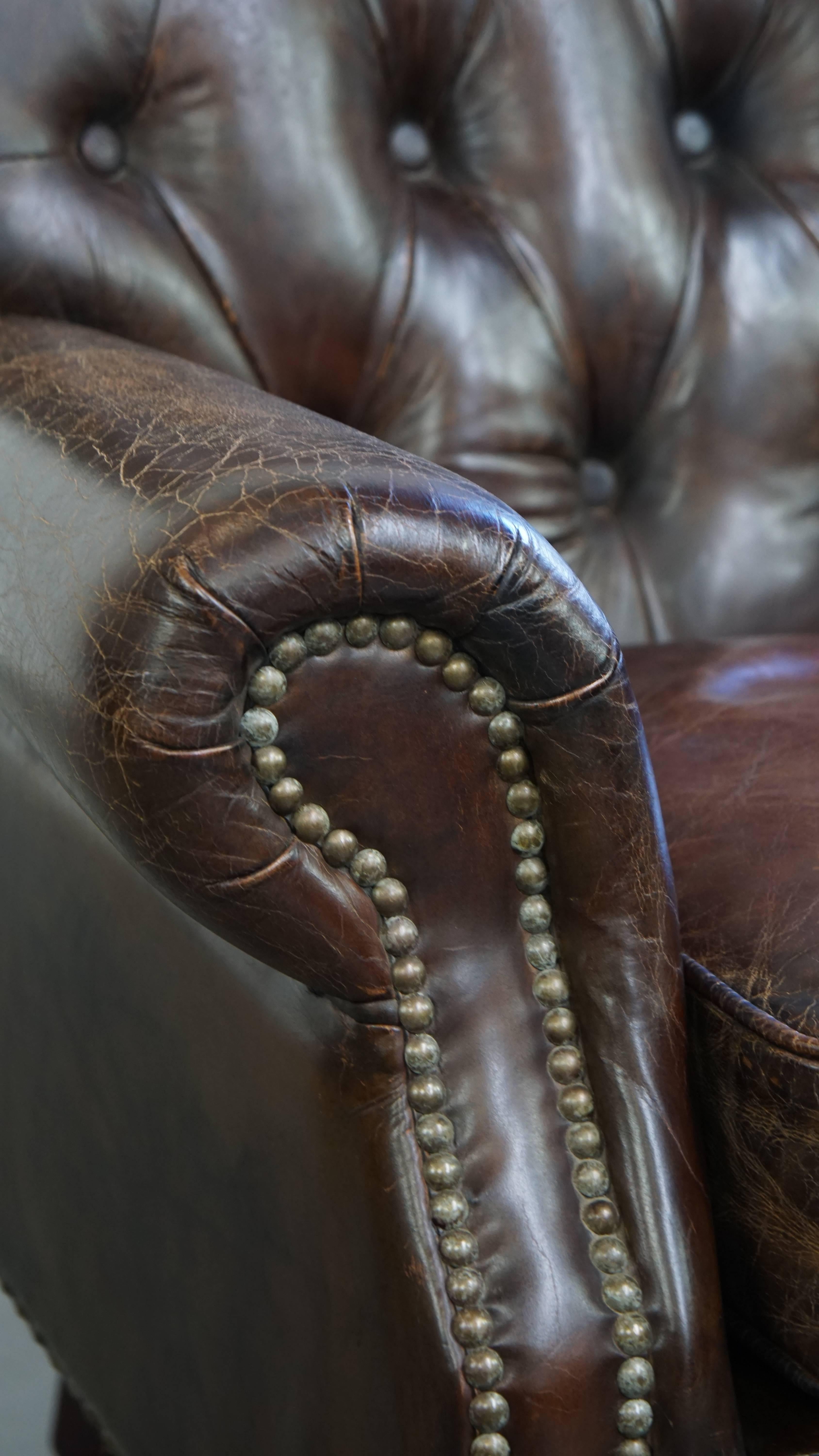 Sillón chesterfield de cuero de vaca granulado color coñac en venta 5