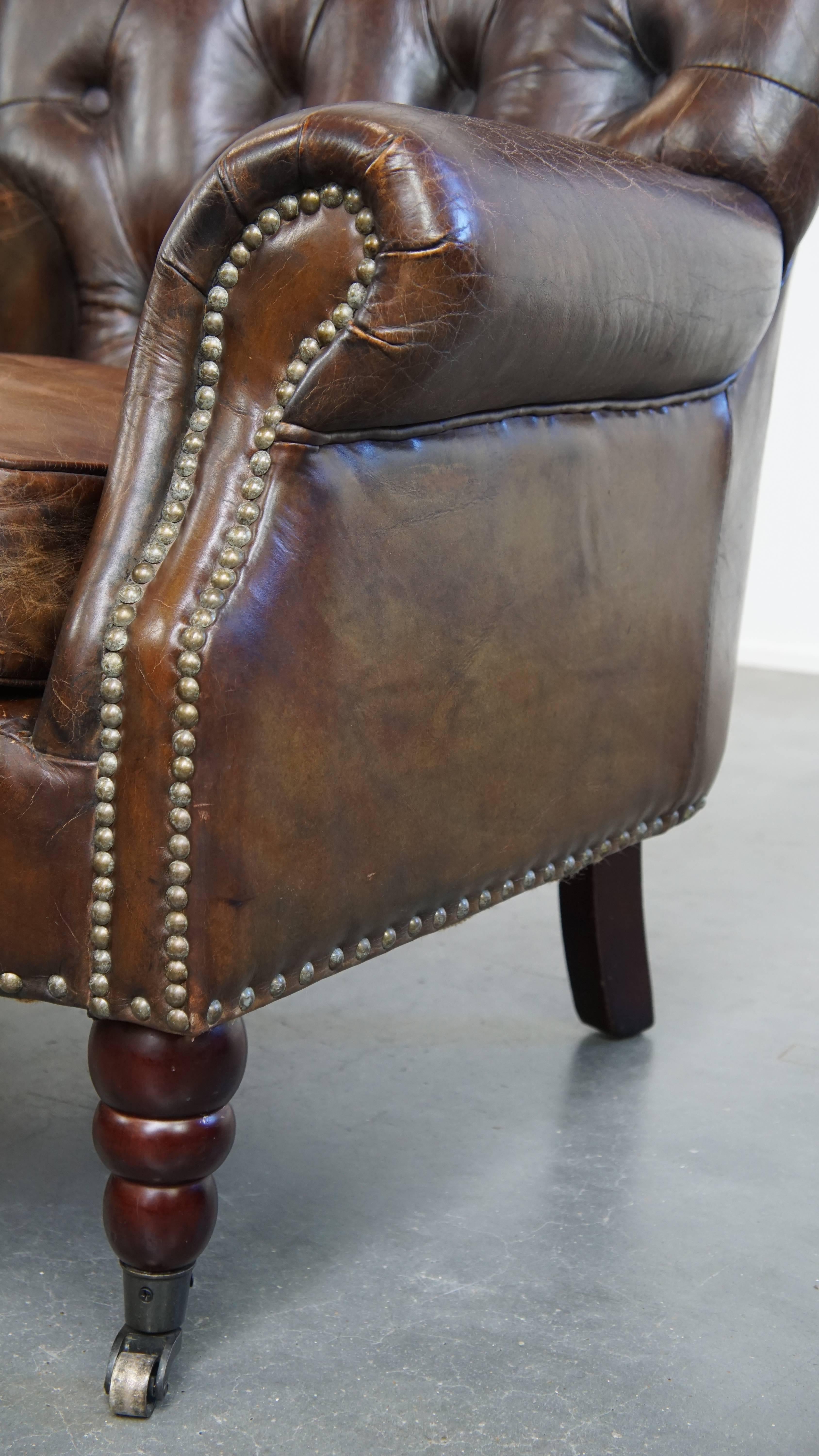 Sillón chesterfield de cuero de vaca granulado color coñac en venta 6