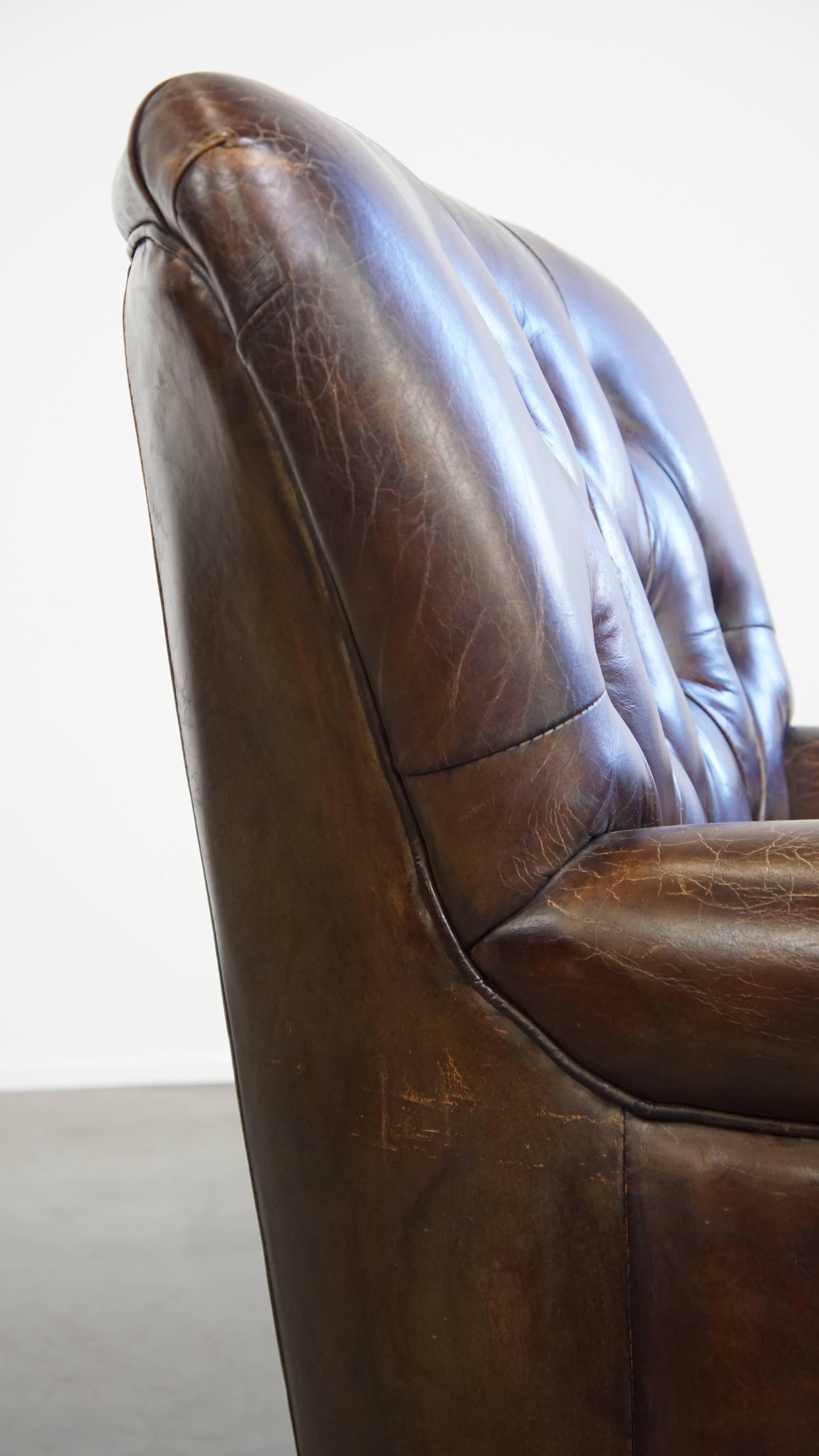 Sillón chesterfield de cuero de vaca granulado color coñac en venta 7