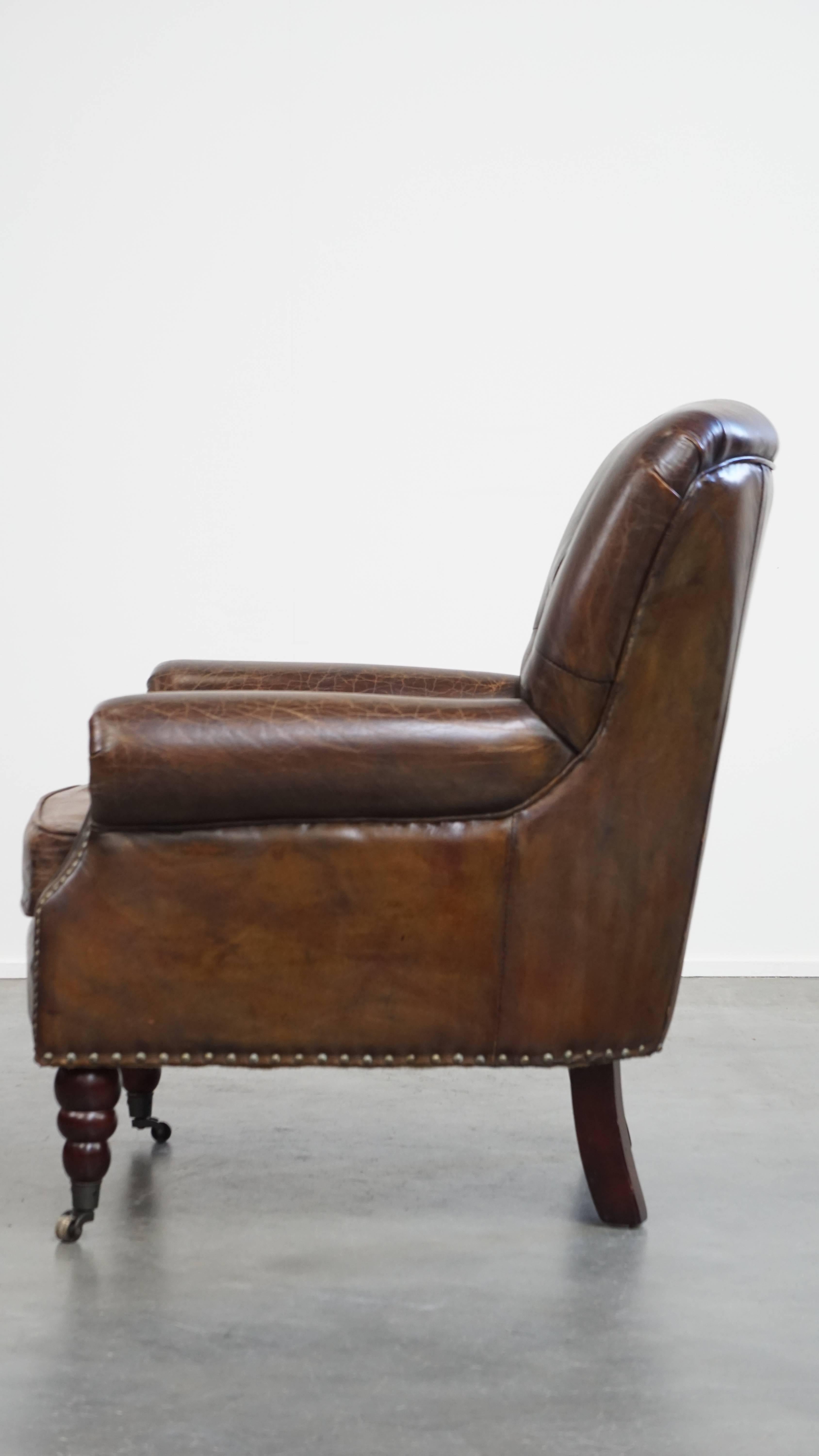 Sillón chesterfield de cuero de vaca granulado color coñac siglo XX en venta