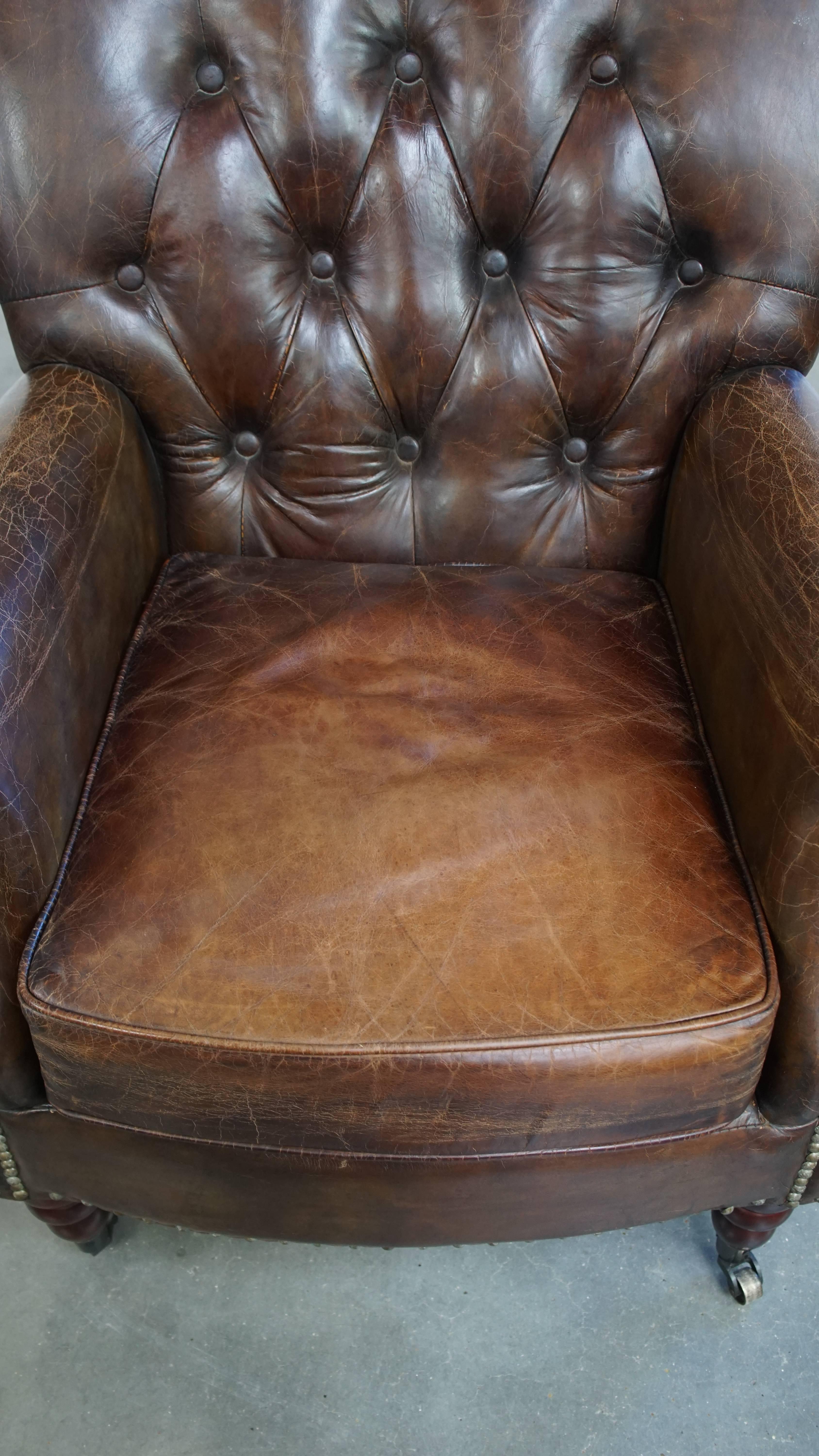 Sillón chesterfield de cuero de vaca granulado color coñac Cuero de vaca en venta