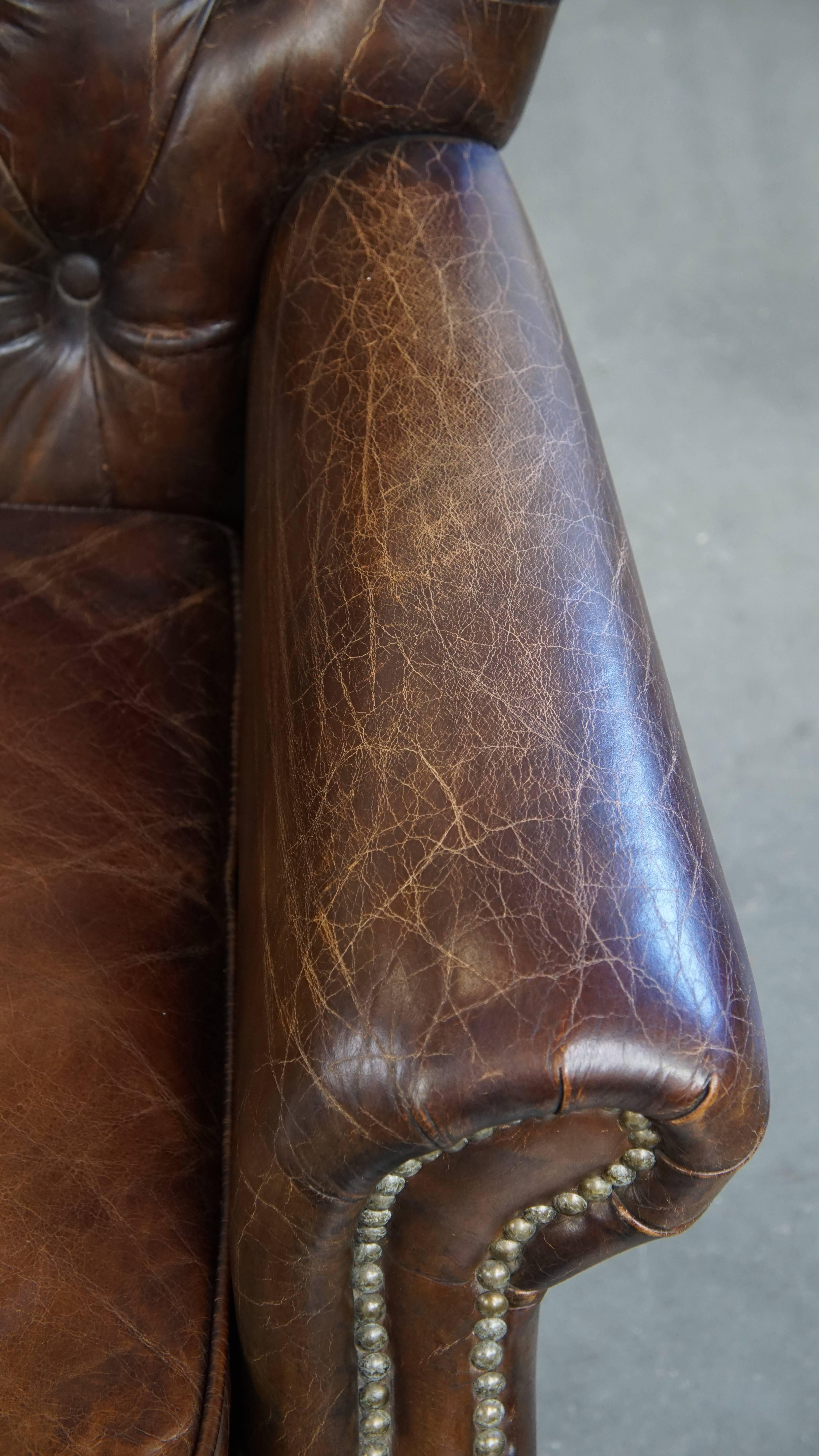 Sillón chesterfield de cuero de vaca granulado color coñac en venta 2