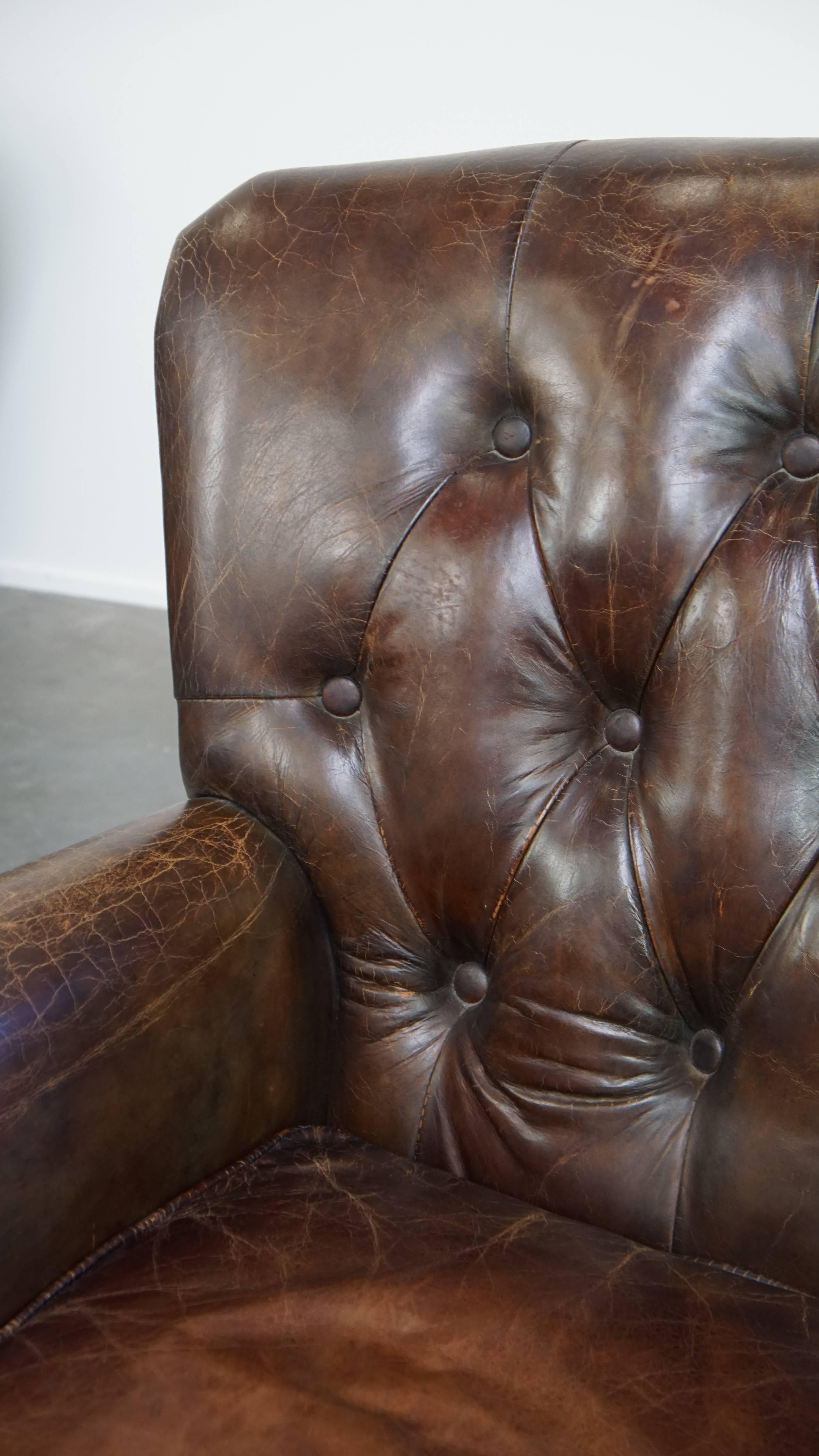 Sillón chesterfield de cuero de vaca granulado color coñac en venta 3
