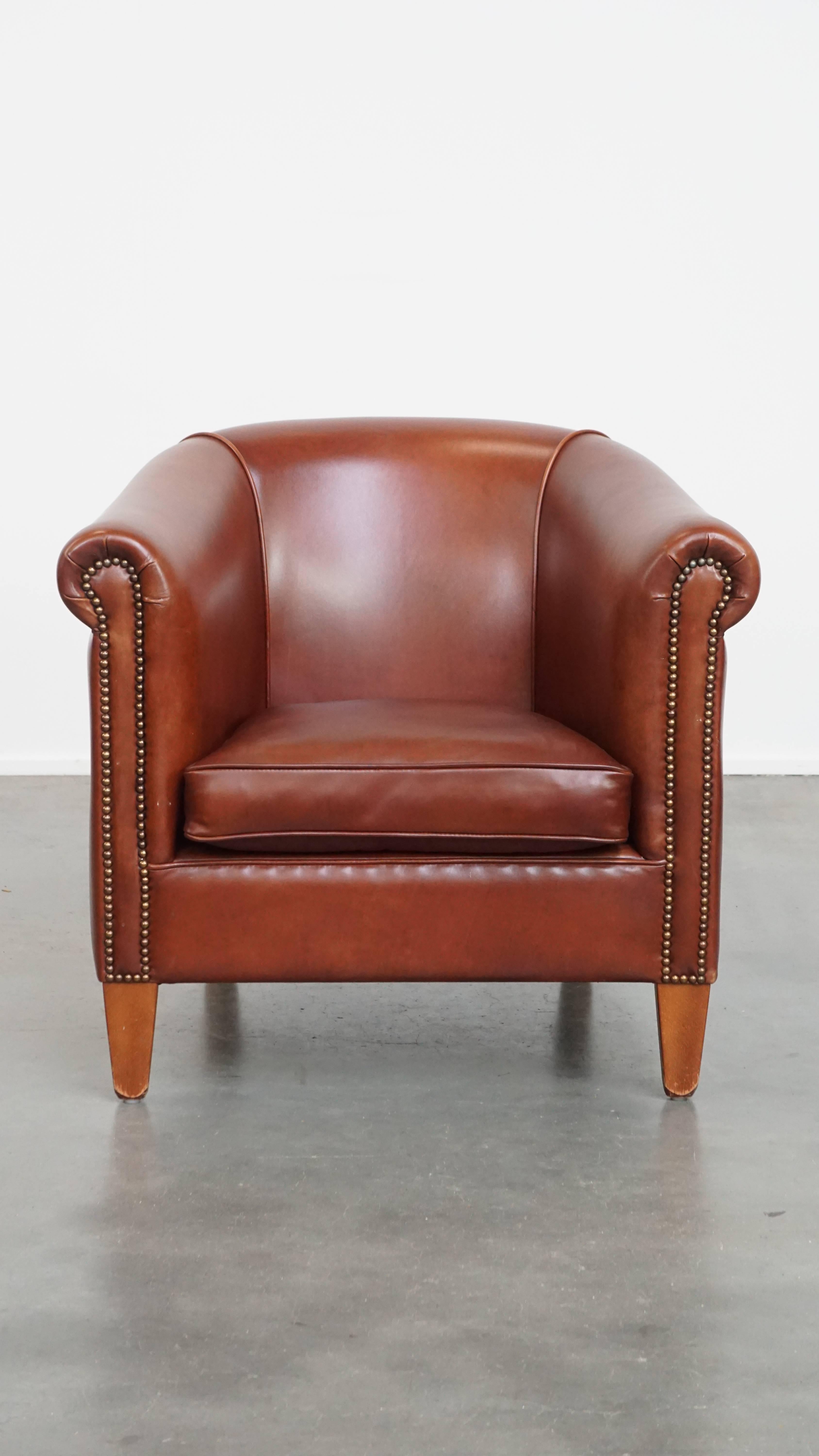 In offerta c'è questa elegante e lussuosa poltrona club color cognac realizzata in pelle bovina di alta qualità. 

Questa elegante poltrona è una splendida aggiunta agli interni classici e moderni. È un vero e proprio richiamo visivo che dona