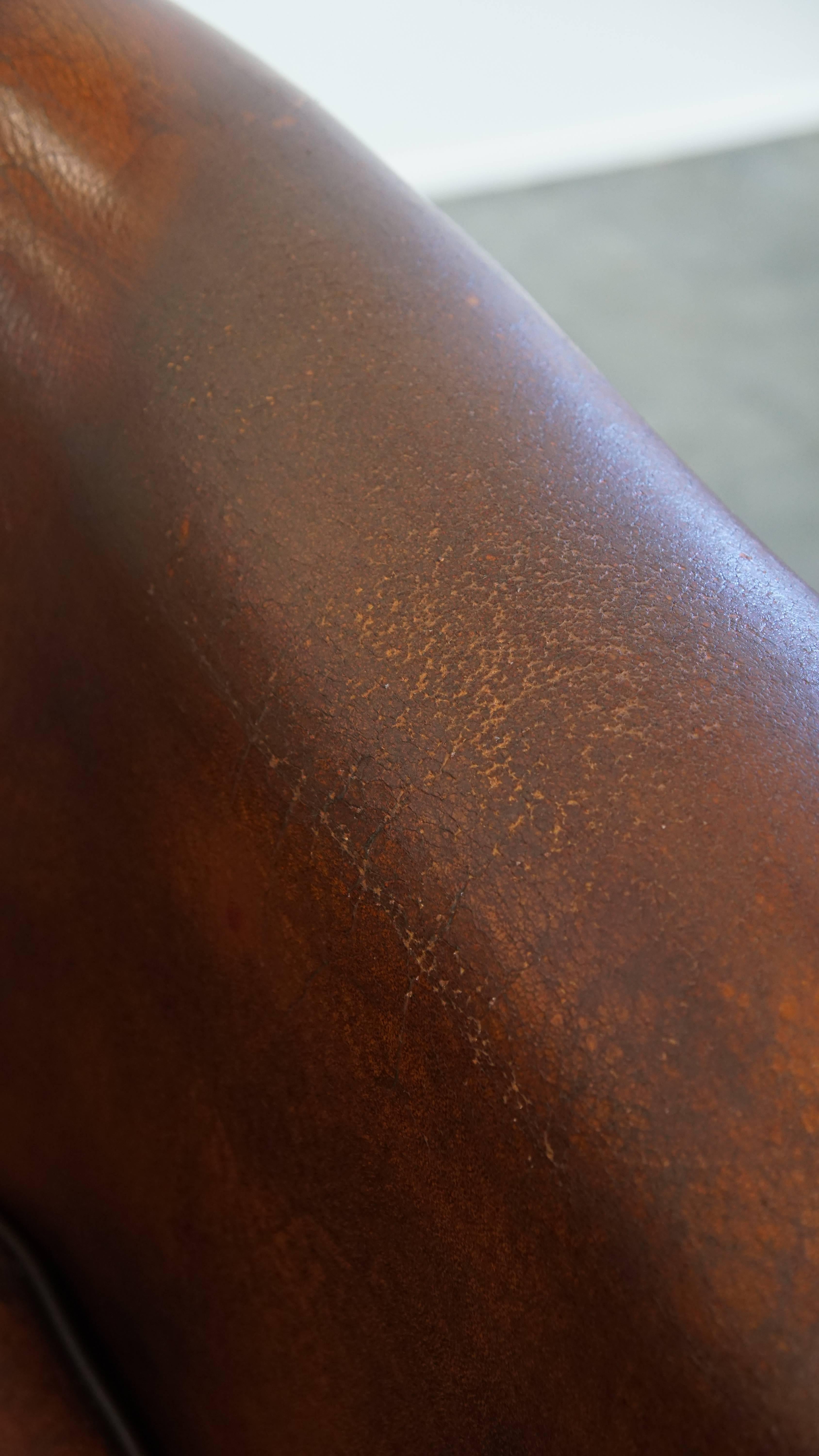 Fauteuil club en cuir de mouton de couleur cognac en vente 3