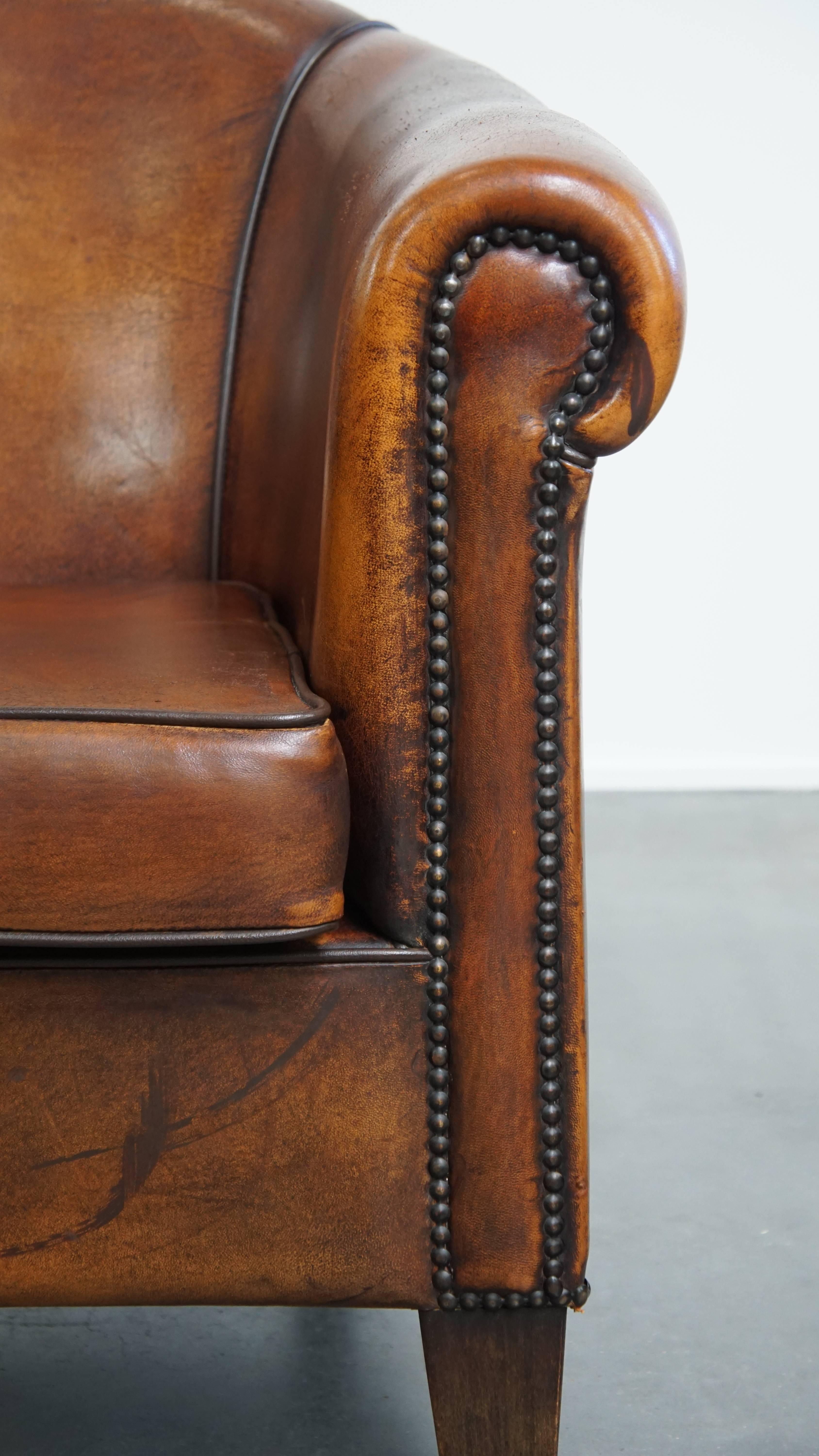 Fauteuil club en cuir de mouton de couleur cognac en vente 5