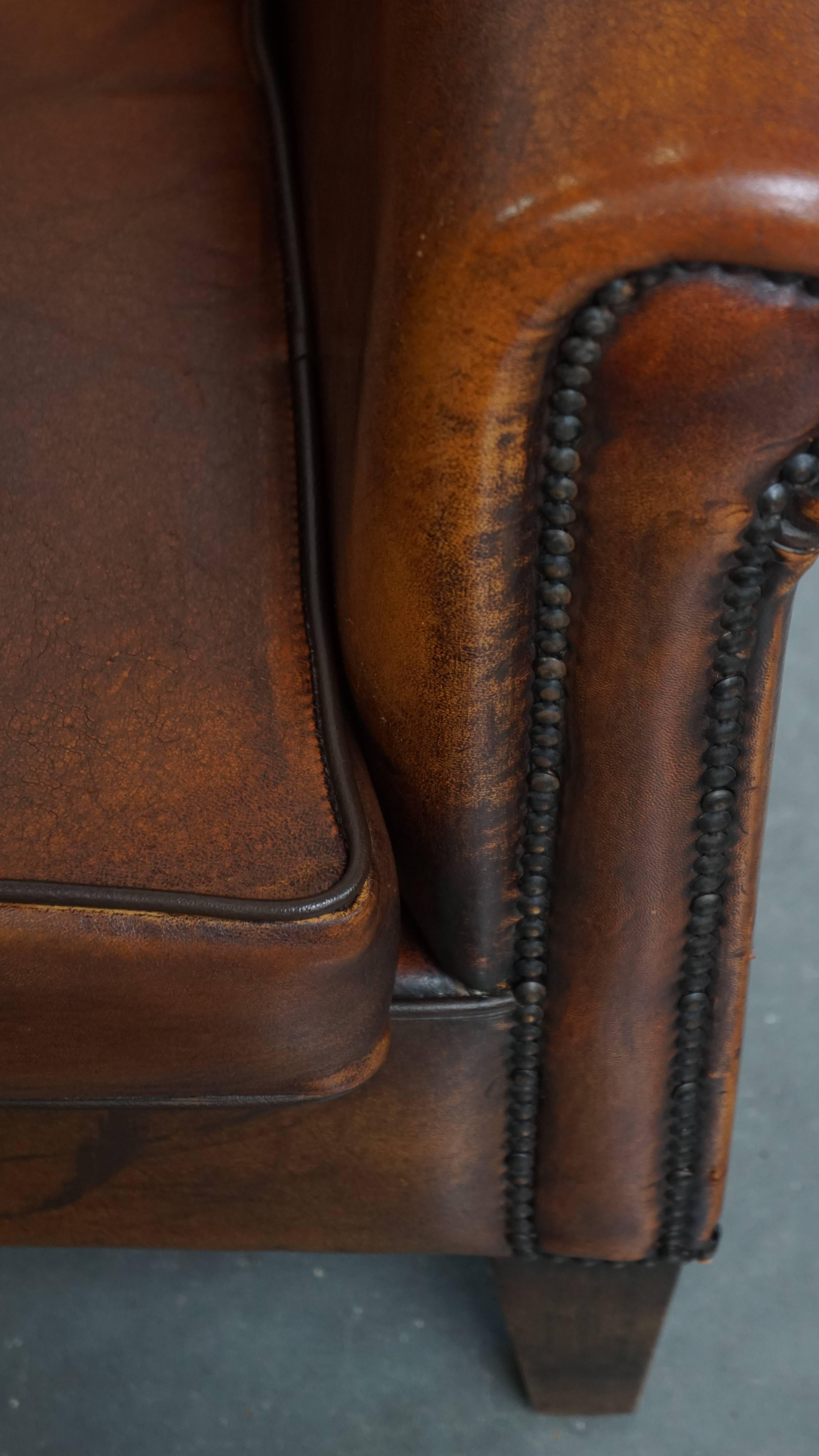 Fauteuil club en cuir de mouton de couleur cognac en vente 7