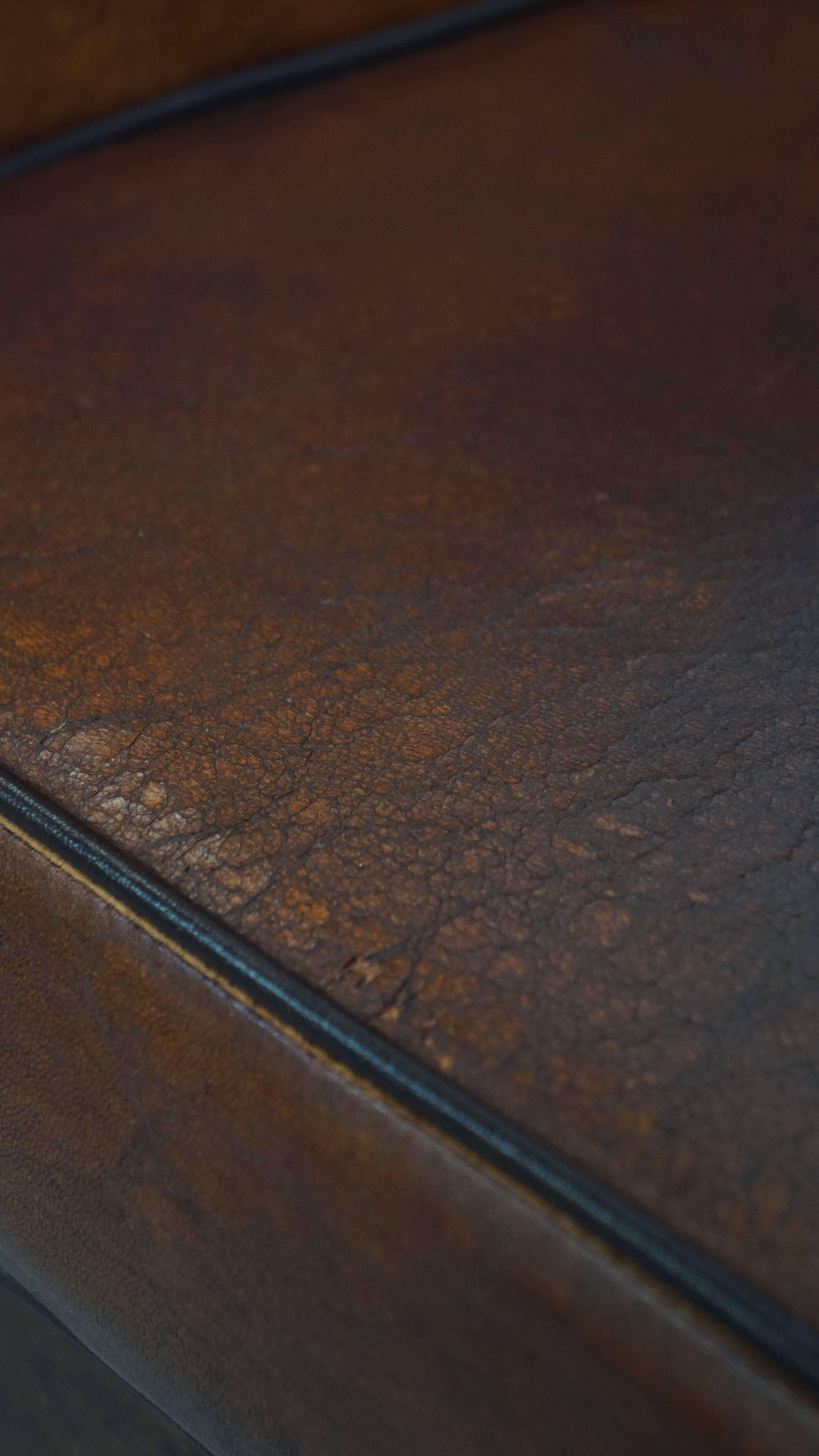 Fauteuil club en cuir de mouton de couleur cognac en vente 8