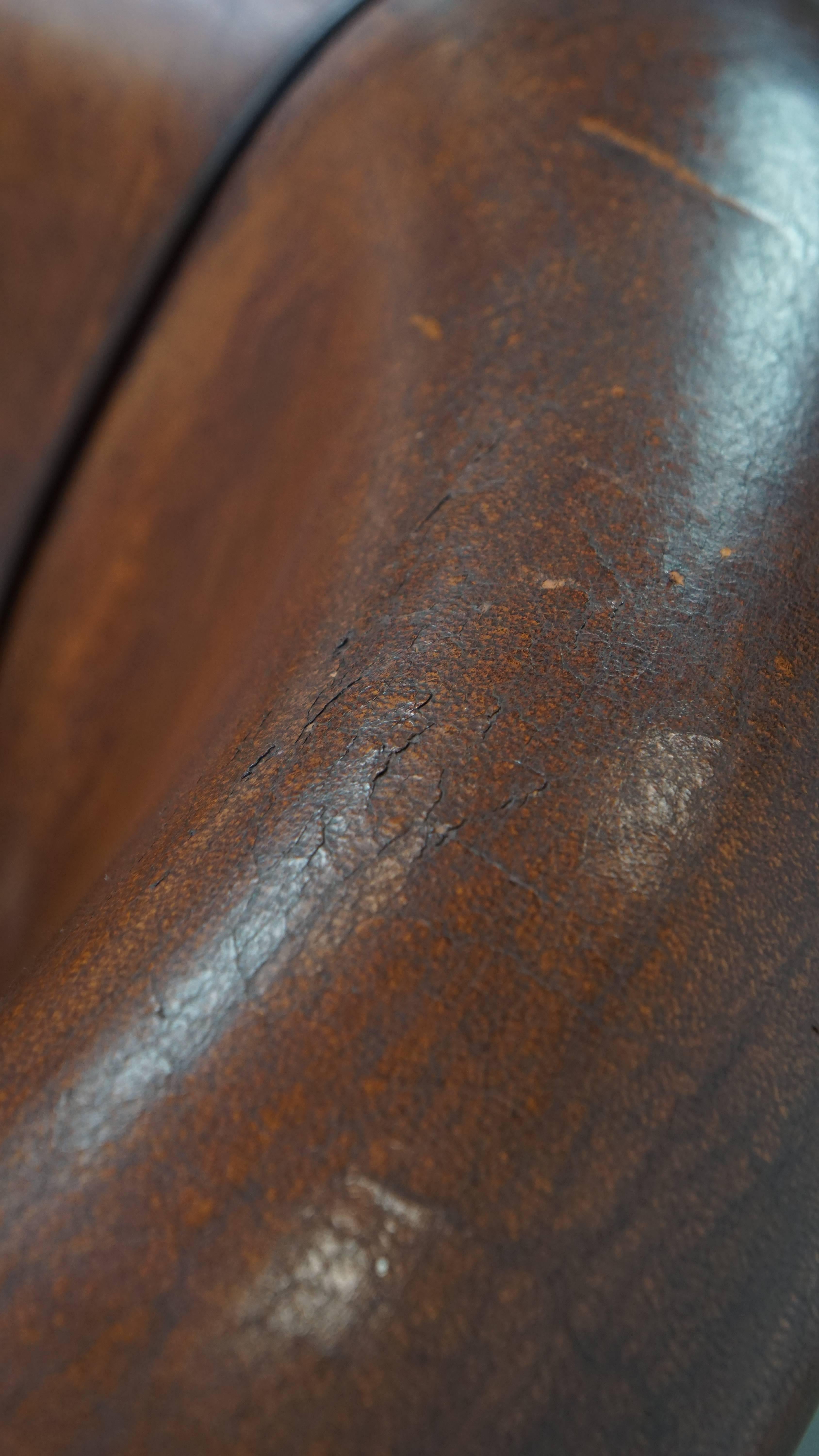 Fauteuil club en cuir de mouton de couleur cognac en vente 9