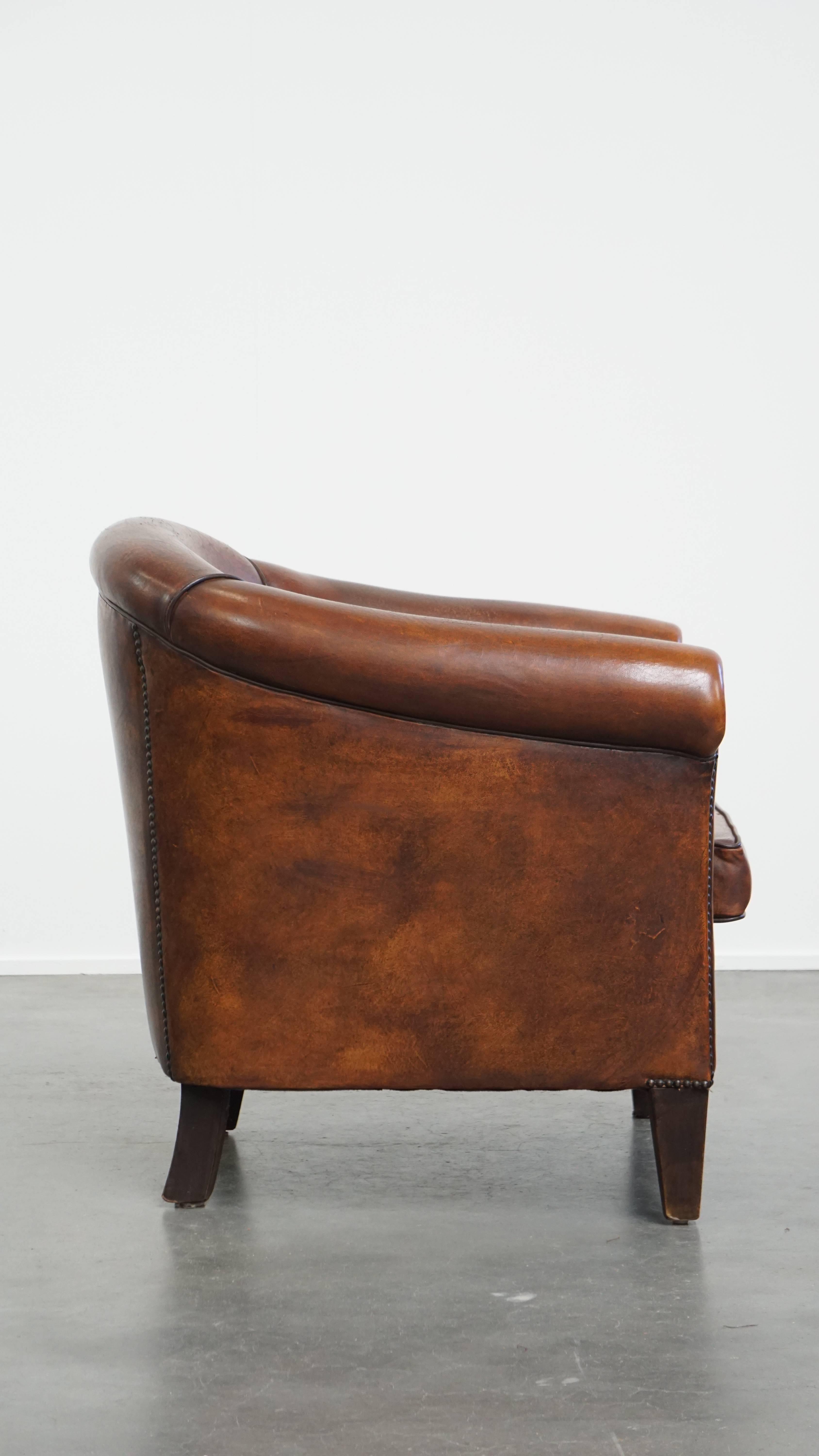 Romain classique Fauteuil club en cuir de mouton de couleur cognac en vente