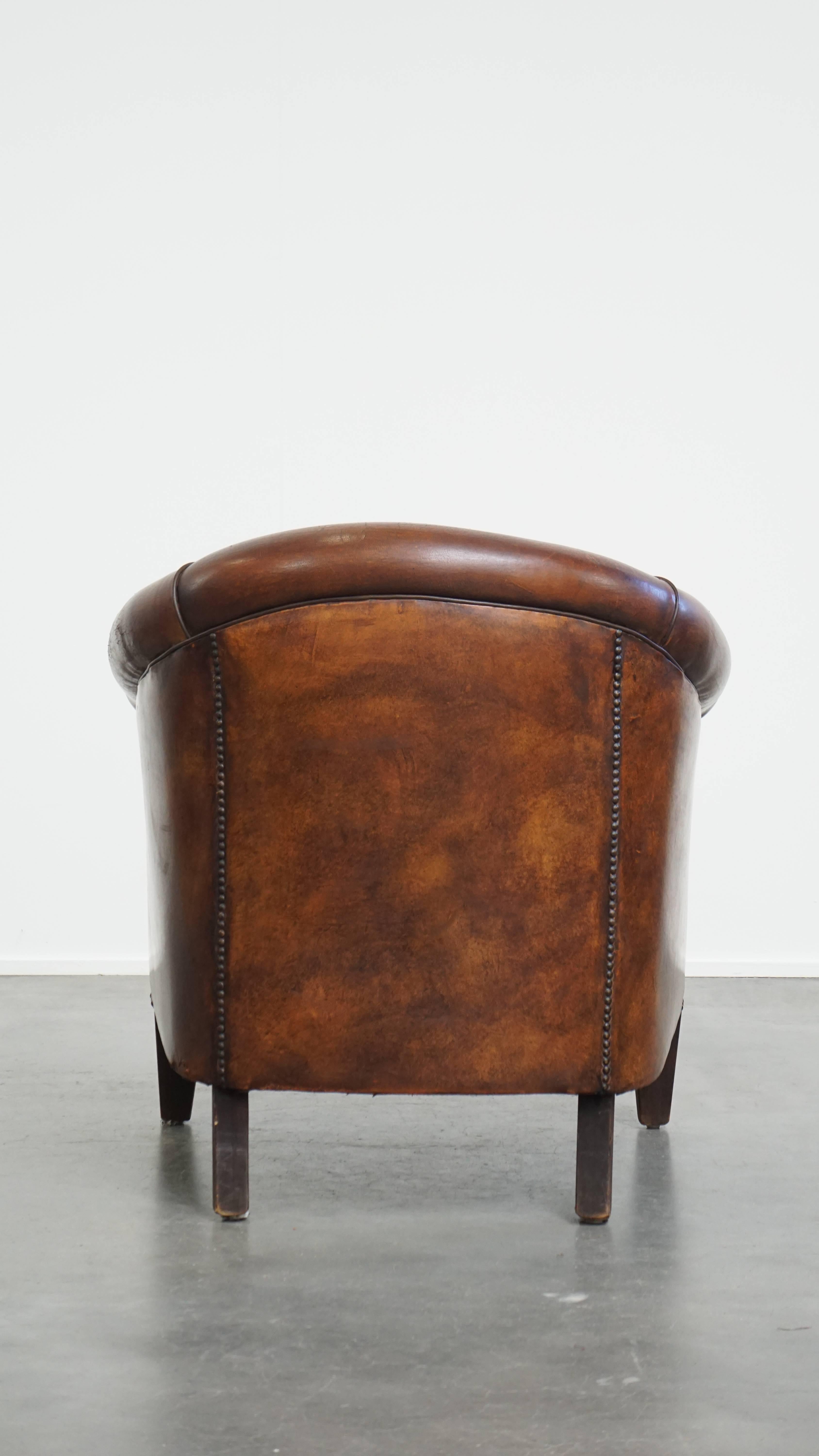 Fait main Fauteuil club en cuir de mouton de couleur cognac en vente