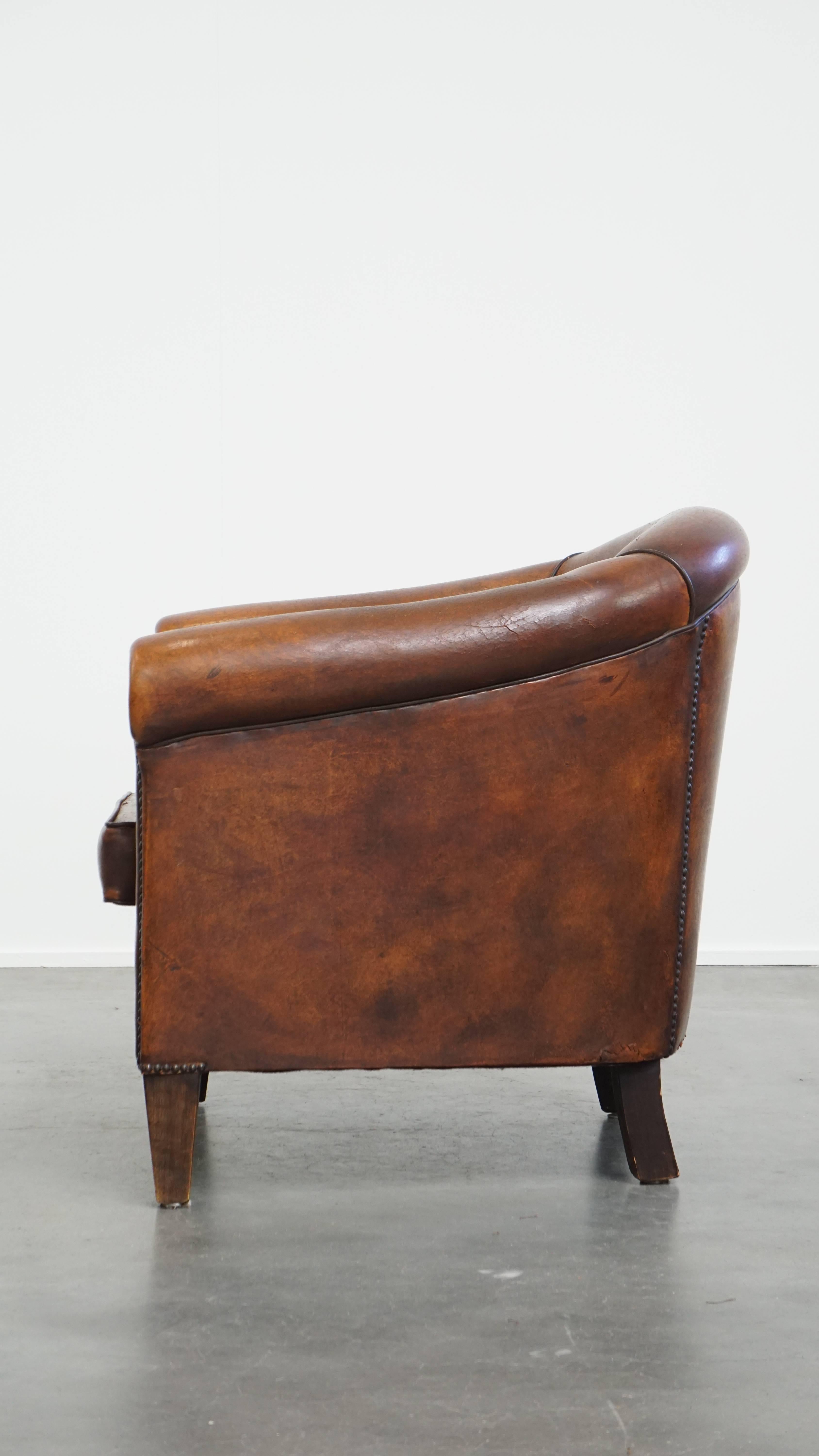 Fauteuil club en cuir de mouton de couleur cognac Bon état - En vente à Harderwijk, NL