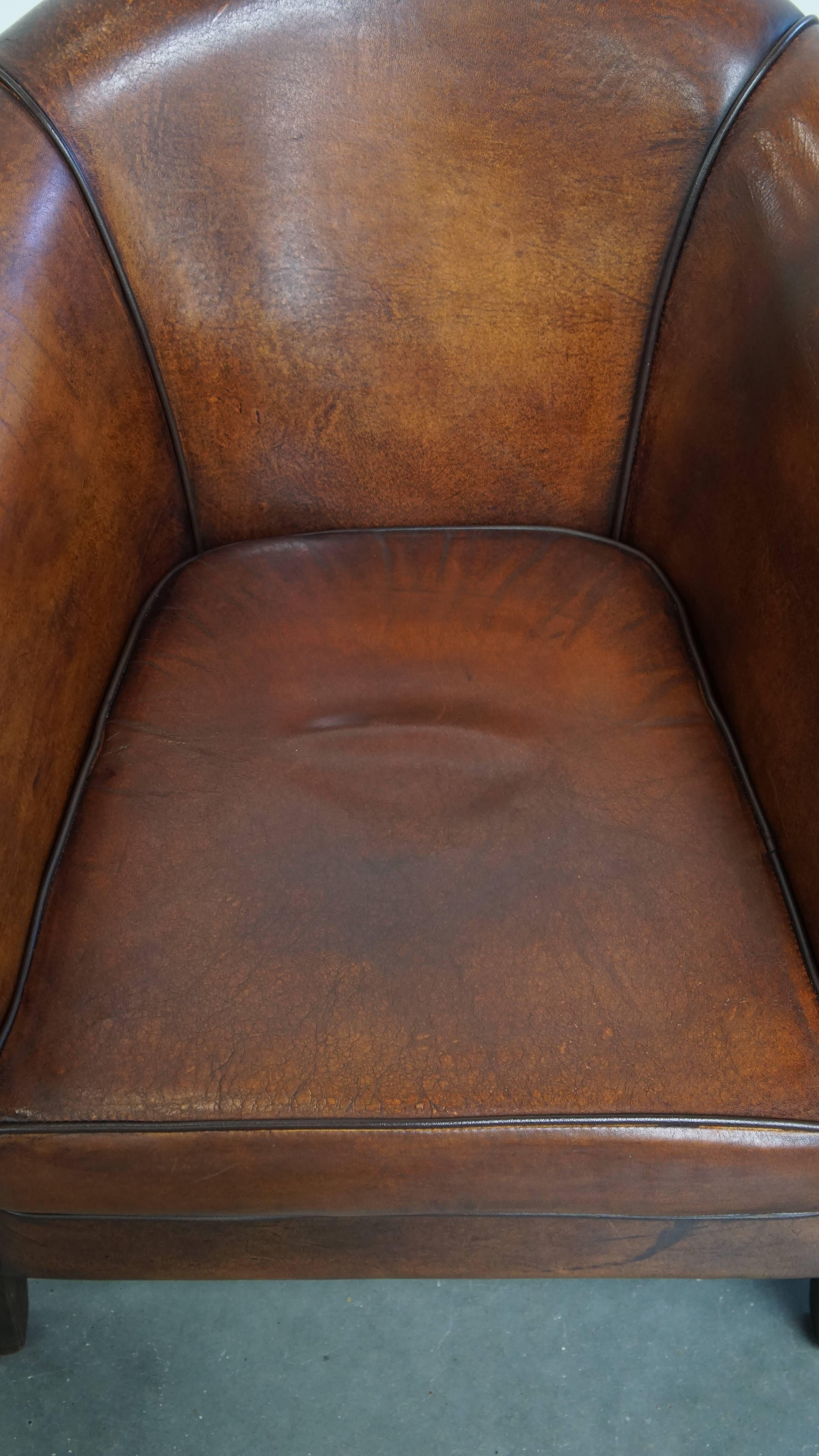 XXIe siècle et contemporain Fauteuil club en cuir de mouton de couleur cognac en vente