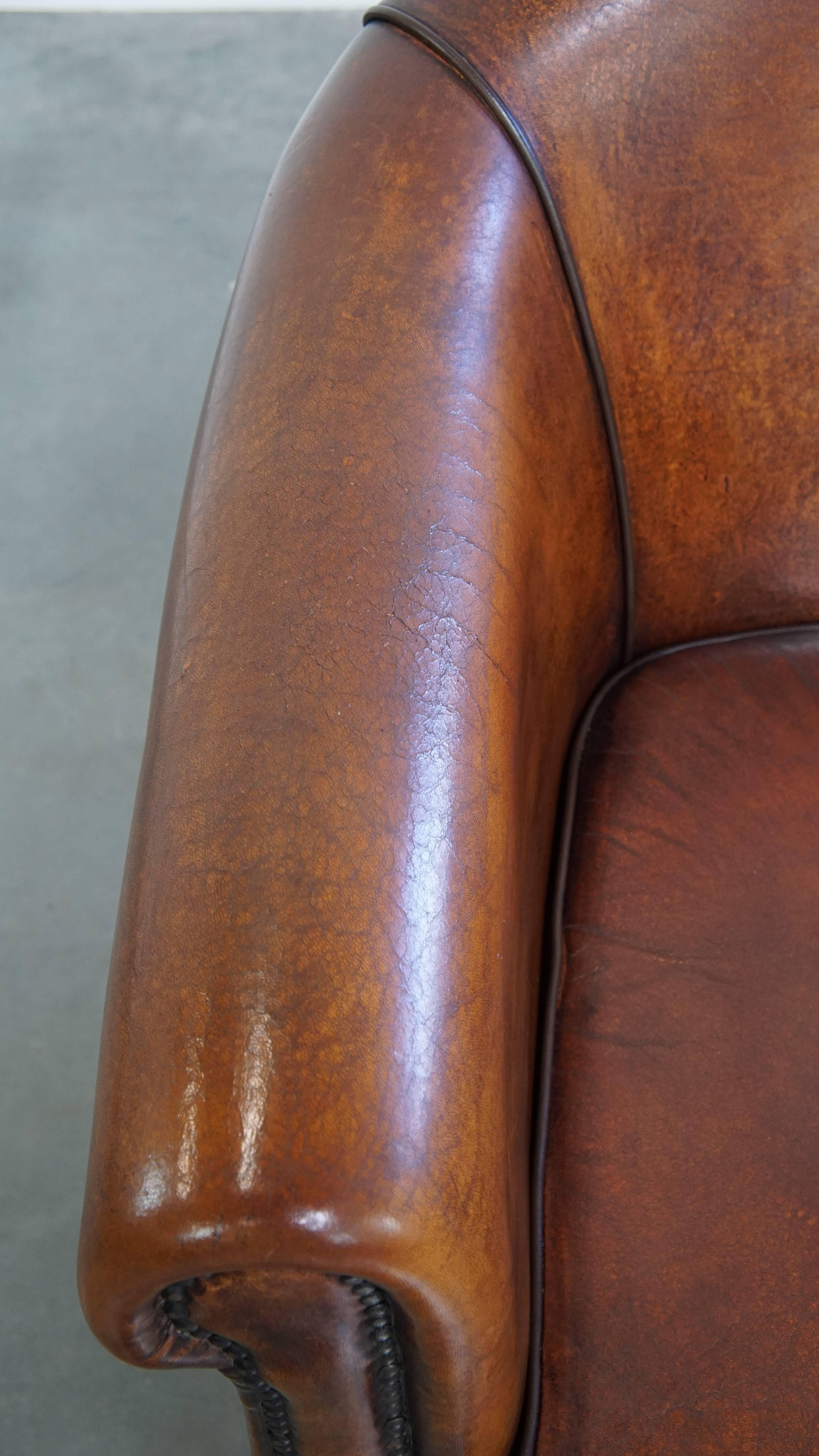 Cuir Fauteuil club en cuir de mouton de couleur cognac en vente