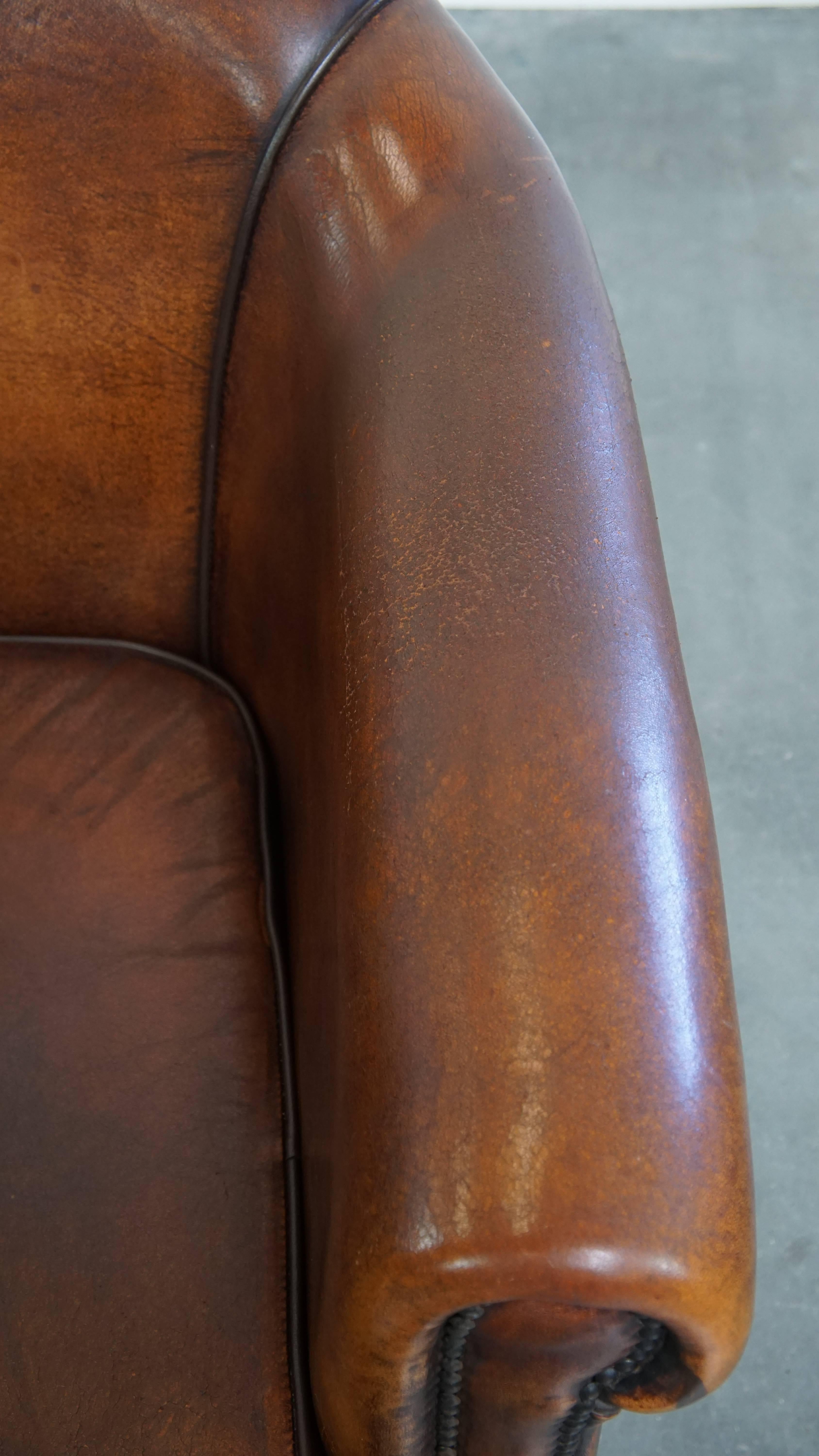 Fauteuil club en cuir de mouton de couleur cognac en vente 1