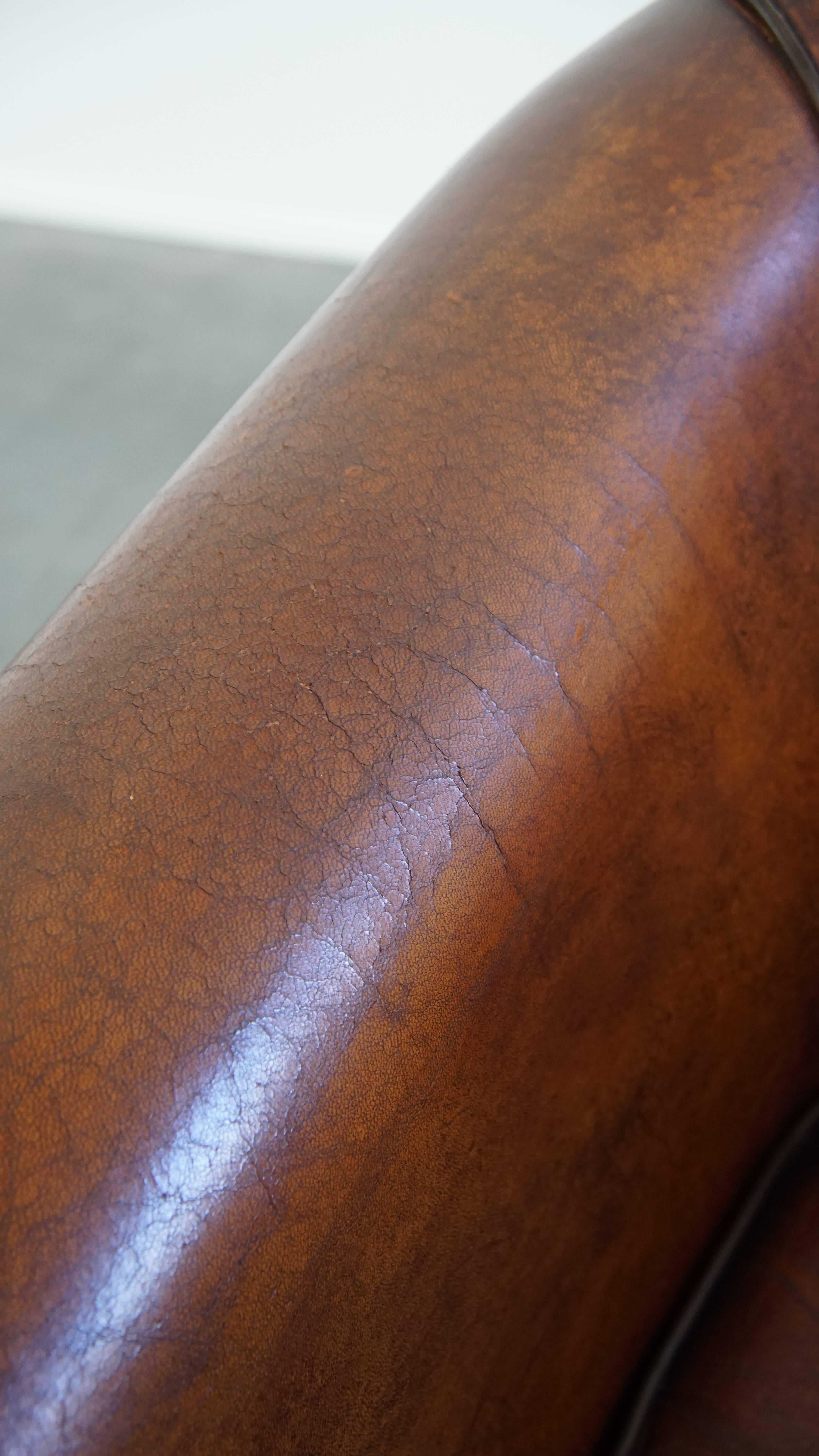 Fauteuil club en cuir de mouton de couleur cognac en vente 2