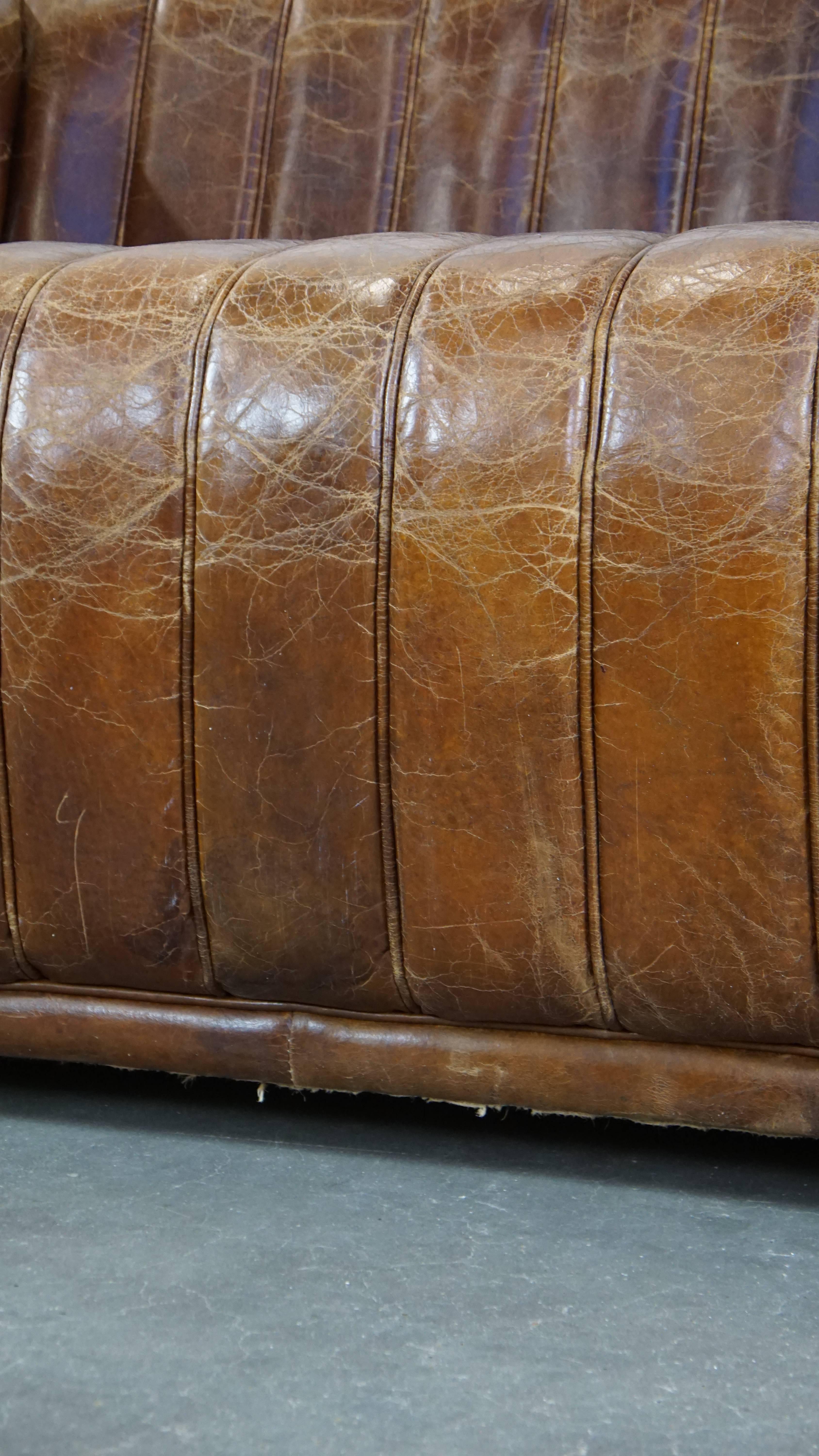 Divano di design a 2 posti in pelle di vacchetta color cognac, rifinito con profili in vendita 6
