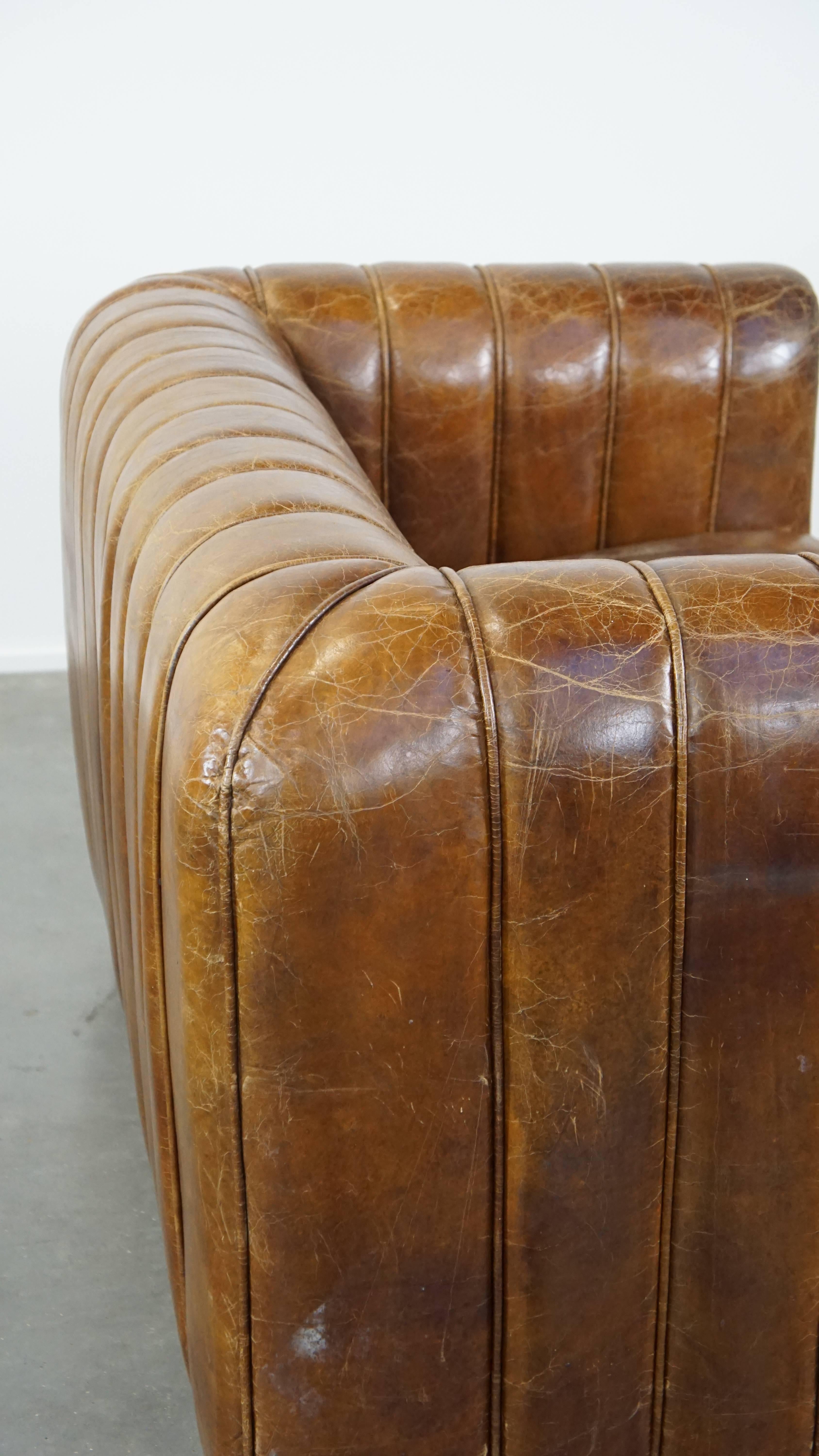 Divano di design a 2 posti in pelle di vacchetta color cognac, rifinito con profili in vendita 7