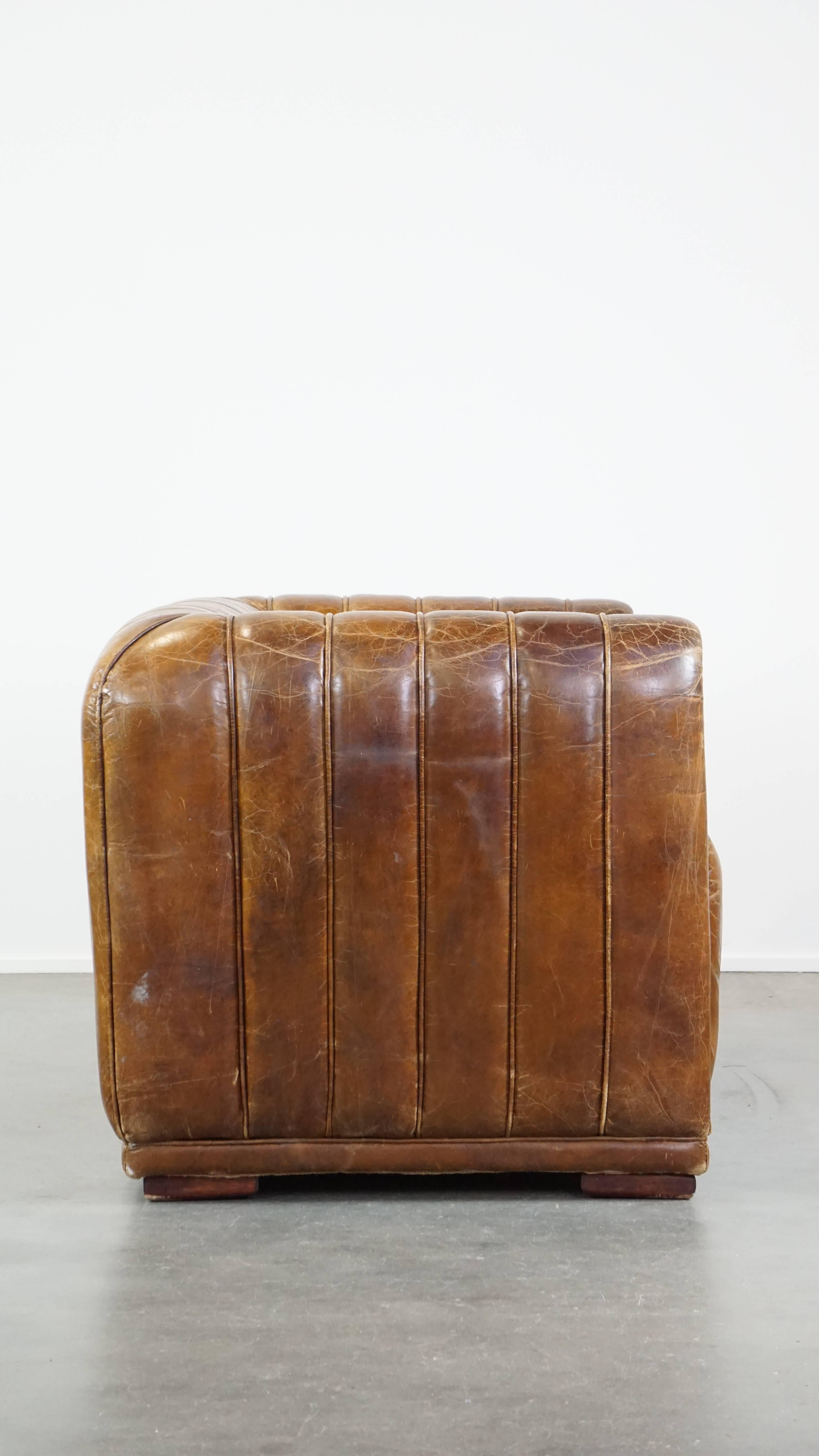 Offriamo questo caratteristico, bellissimo e unico divano di design a 2 posti in pelle bovina granulata color cognac, rifinito con bordature.

Un vero e proprio richiamo visivo a cui nessuno può resistere e che si adatta a quasi tutti gli interni?