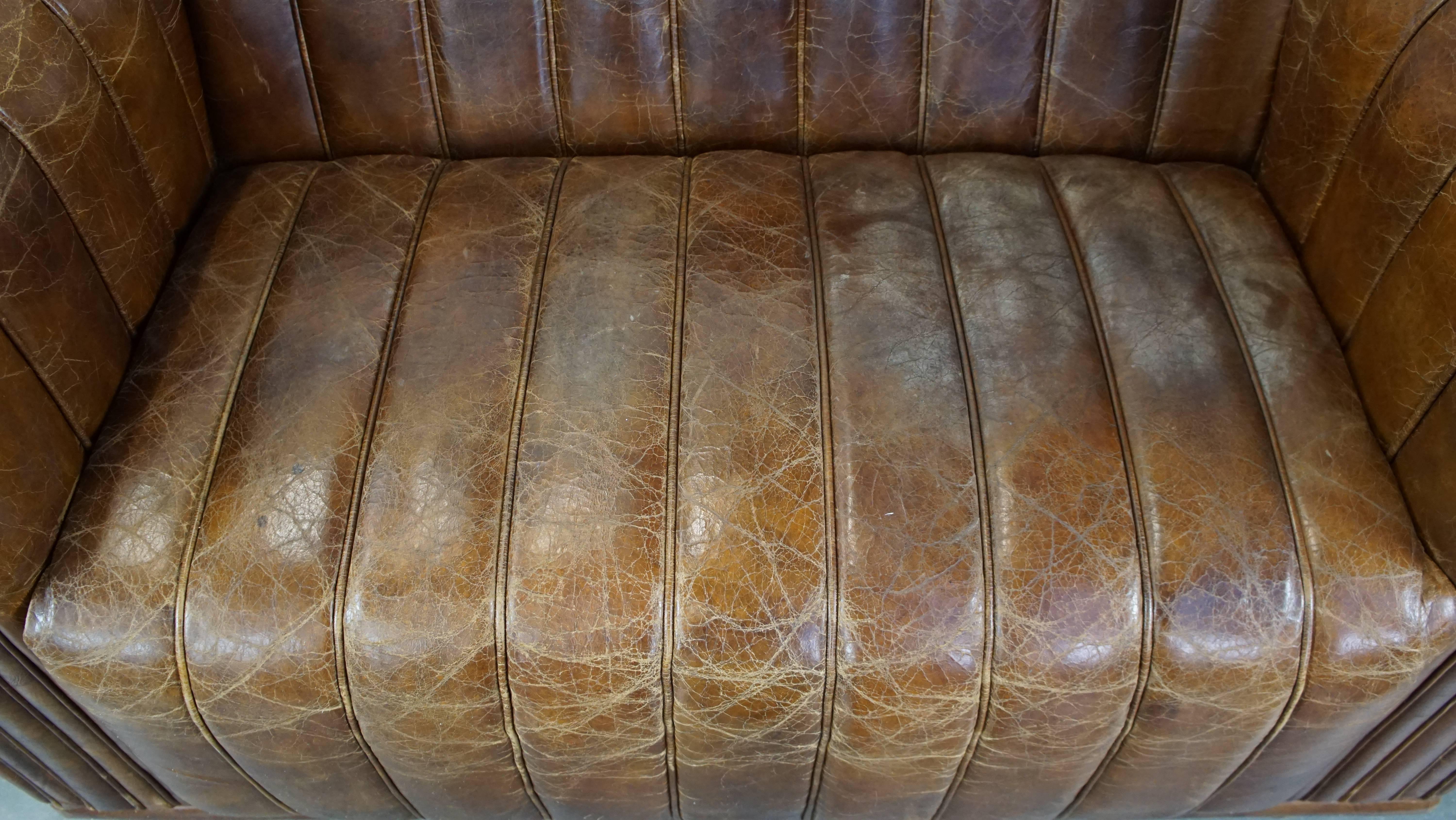 XX secolo Divano di design a 2 posti in pelle di vacchetta color cognac, rifinito con profili in vendita