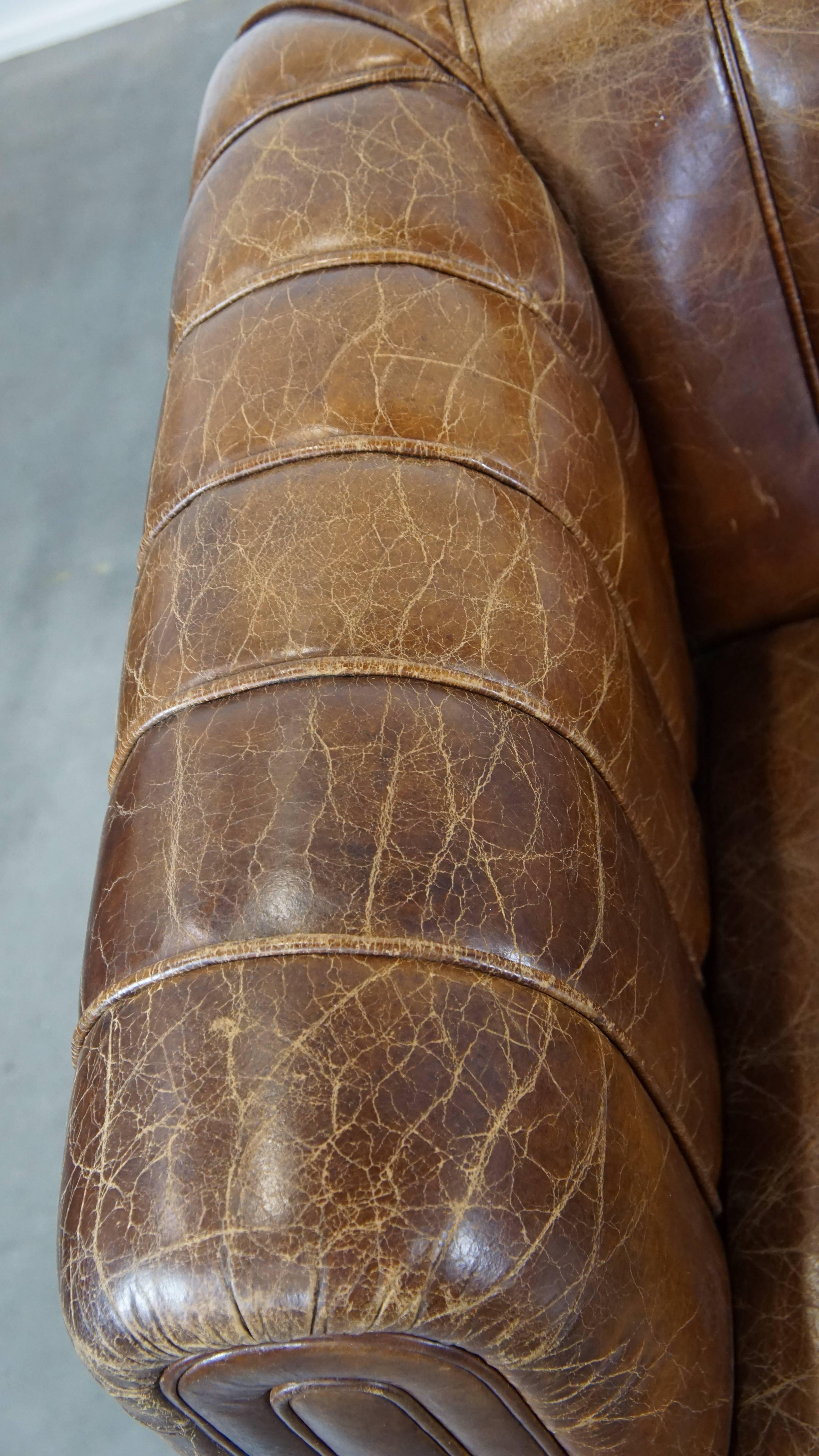 Vacchetta Divano di design a 2 posti in pelle di vacchetta color cognac, rifinito con profili in vendita
